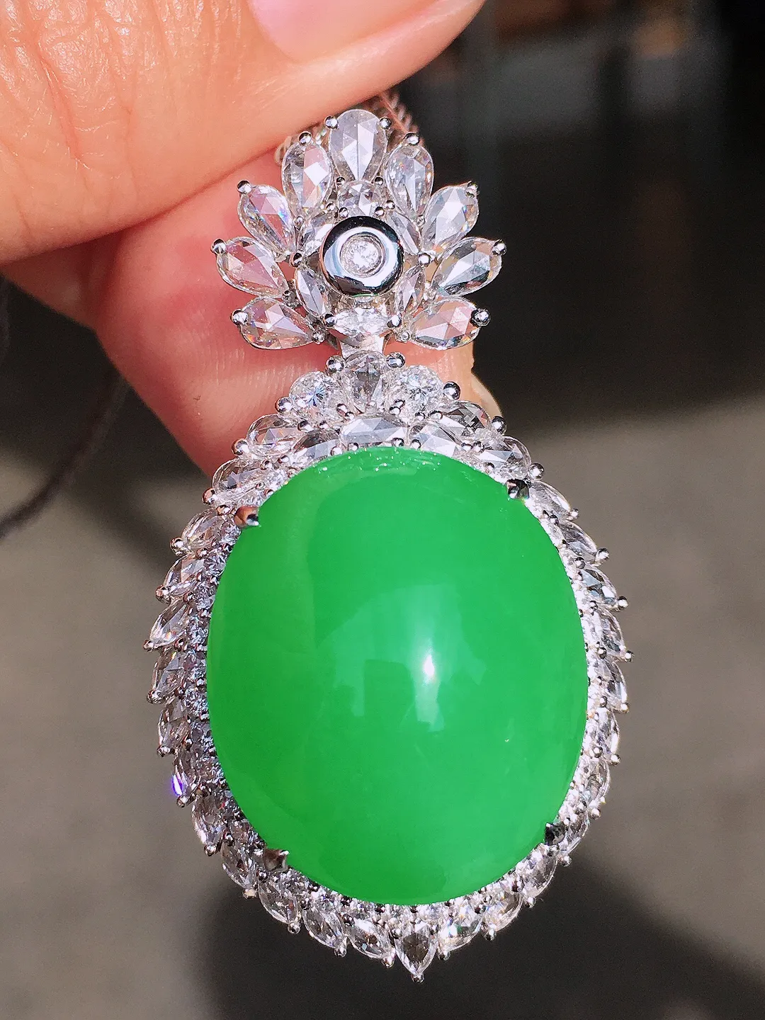 阳绿蛋面吊坠，色泽均匀艳丽，玉质细腻，荧光感超
强，饱满圆润，尽显优雅气质，18k
金豪华镶嵌