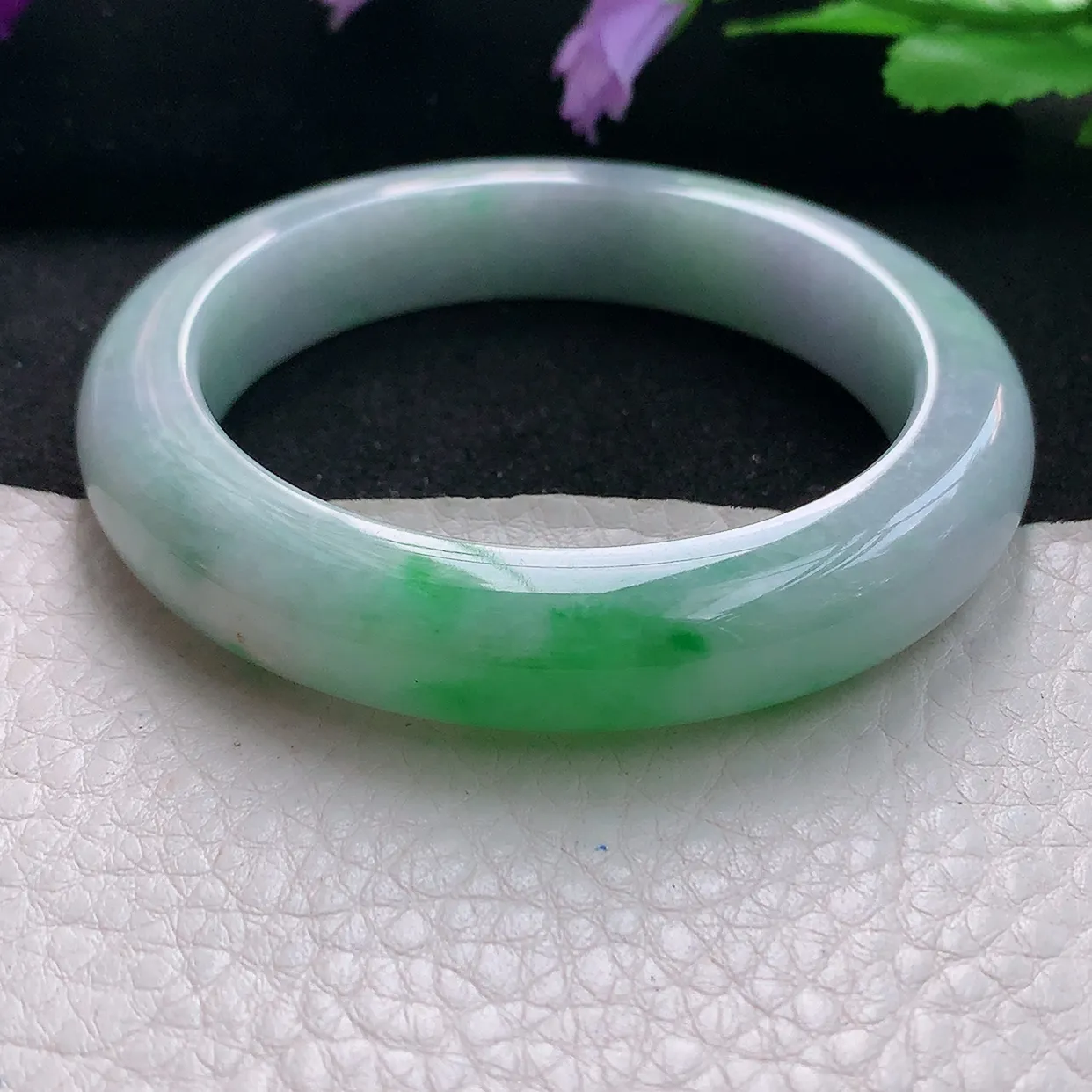 js自然光53.5*11.4*9.2平安镯 天然缅甸翡翠手镯白底青飘阳绿正圈宽边镯子