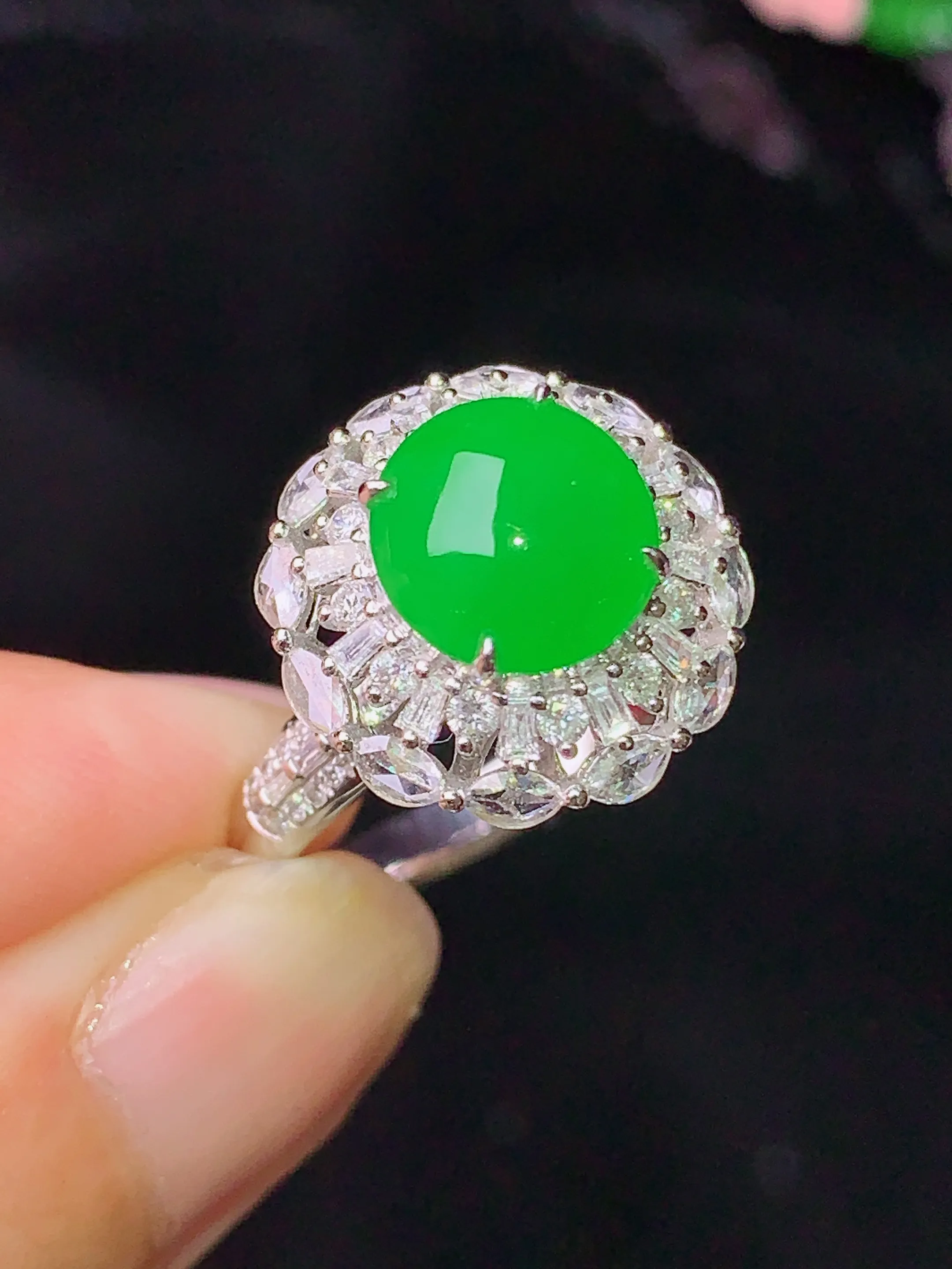 18k金钻镶嵌满绿蛋面吊坠 玉质细腻 色泽清新艳丽 圈口13.5 整体尺寸14.8*11