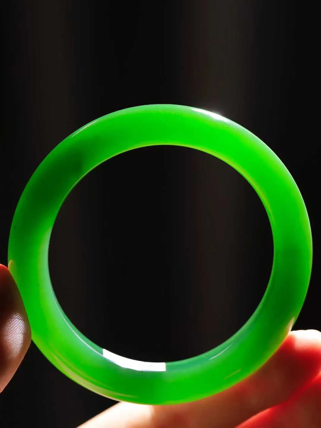 【温润如心.镯】

收藏级臻品️和田玉碧玉手镯，精选上等碧玉料，色泽清透，质地细腻。佩戴它，感受千年玉文化的温润与优雅，愿它为您带来平安与幸福。重56.7克  尺寸55.5-11.2-9.9mm  101083111A