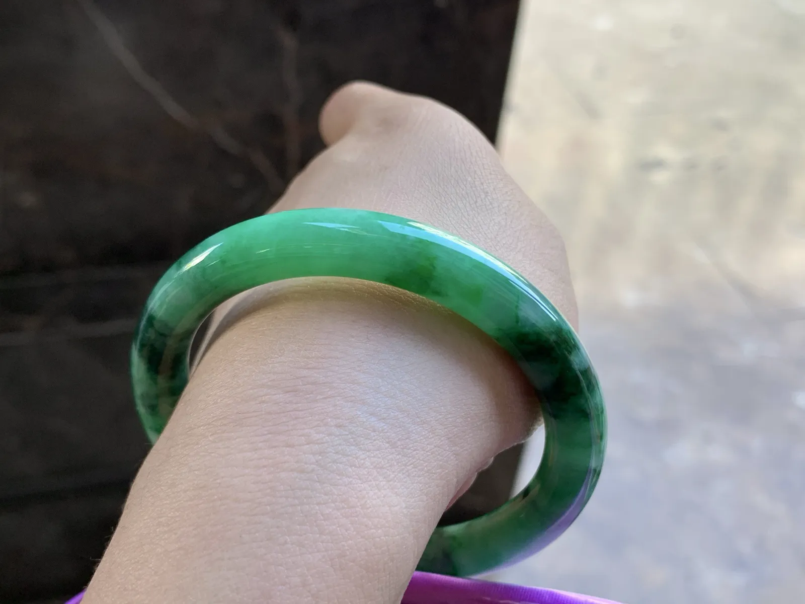 56-8.9

辣绿色圆条手镯^_^颜色鲜艳 浓郁