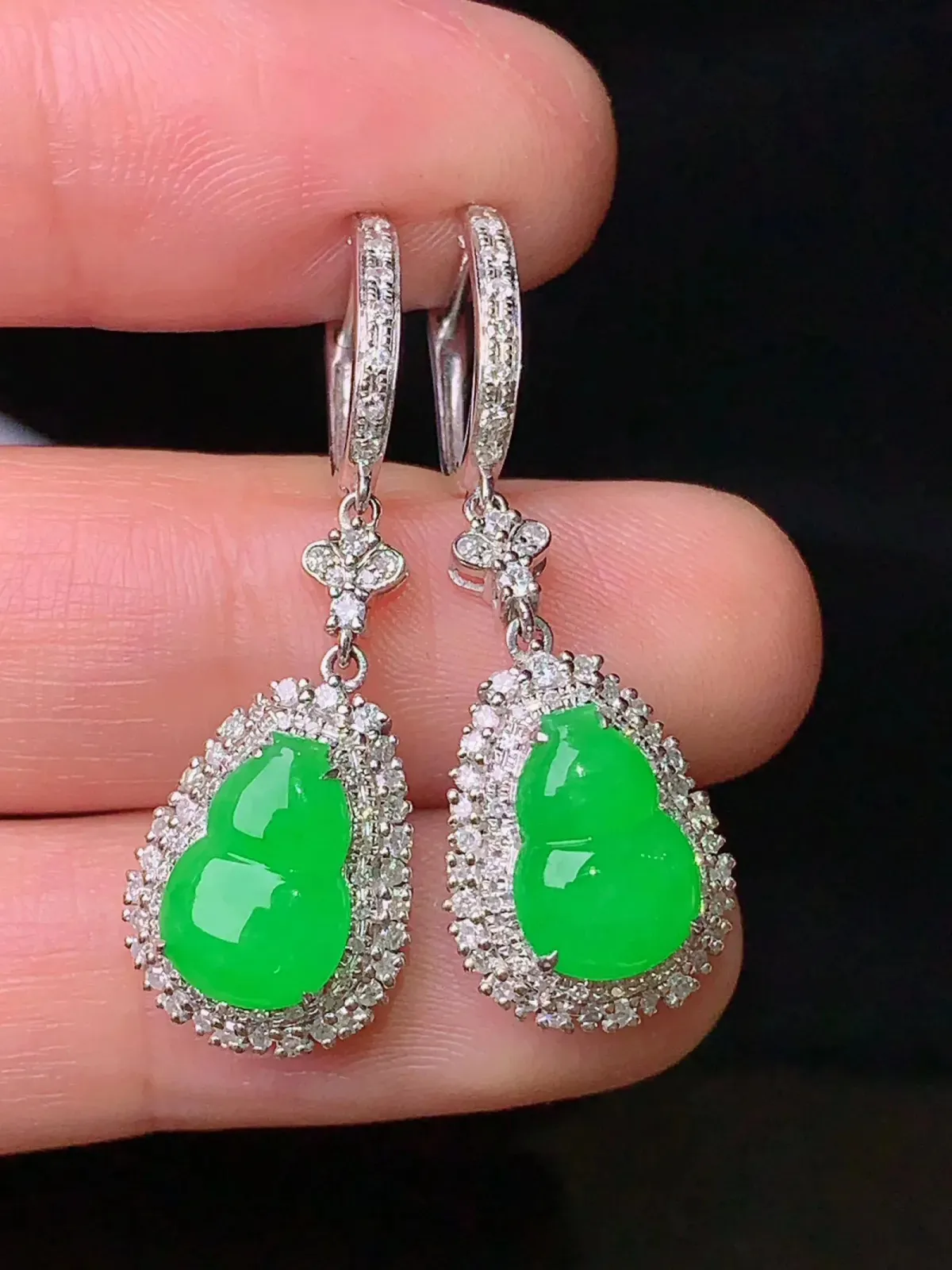 18k金钻镶嵌满绿葫芦耳坠 玉质细腻 色泽艳丽 整体尺寸35.6*11.6*7.5