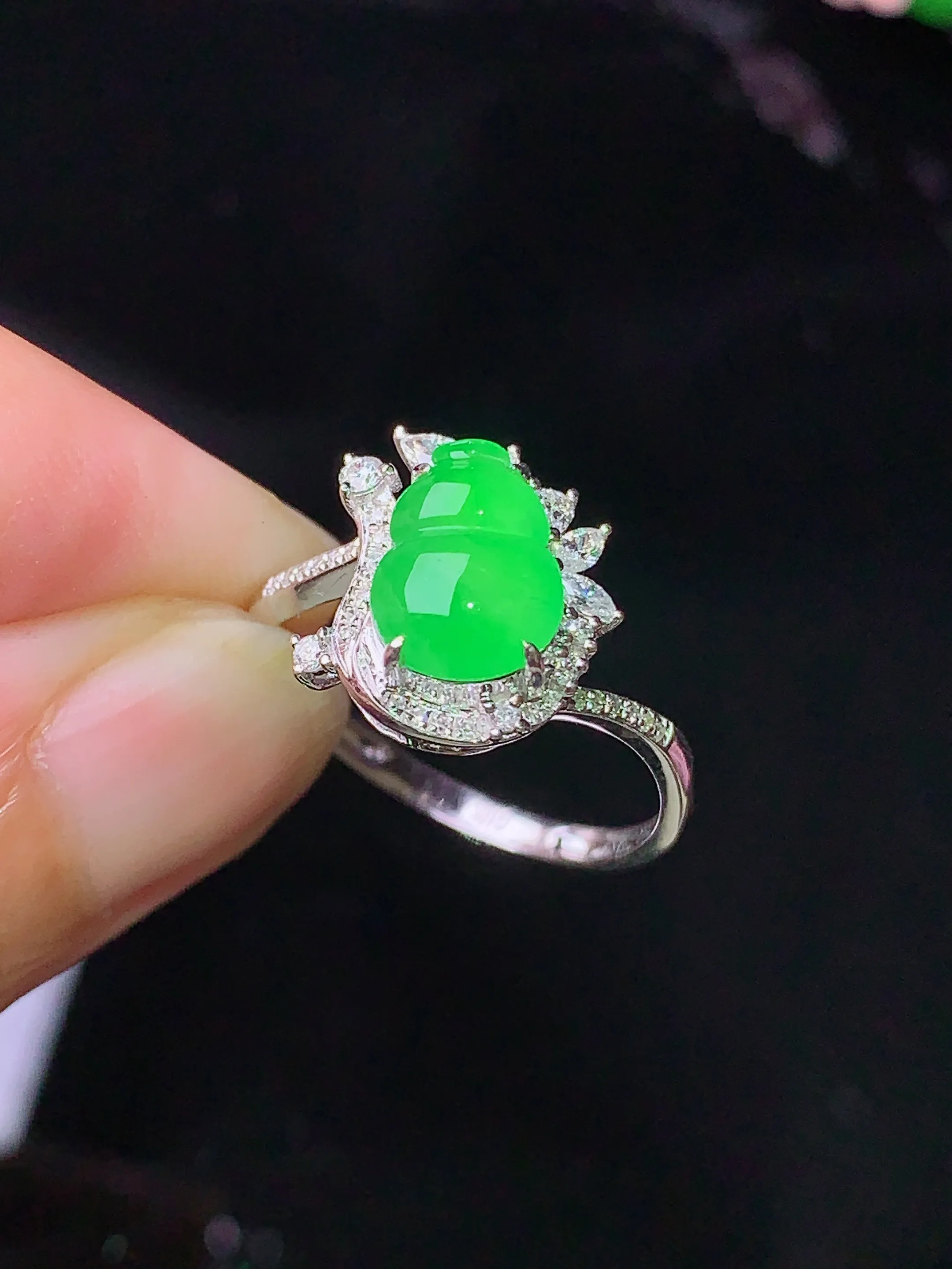 18k金钻镶嵌翠绿葫芦戒指 玉质细腻 色泽清新艳丽 圈口14.5 整体尺寸13*11.8*6.5