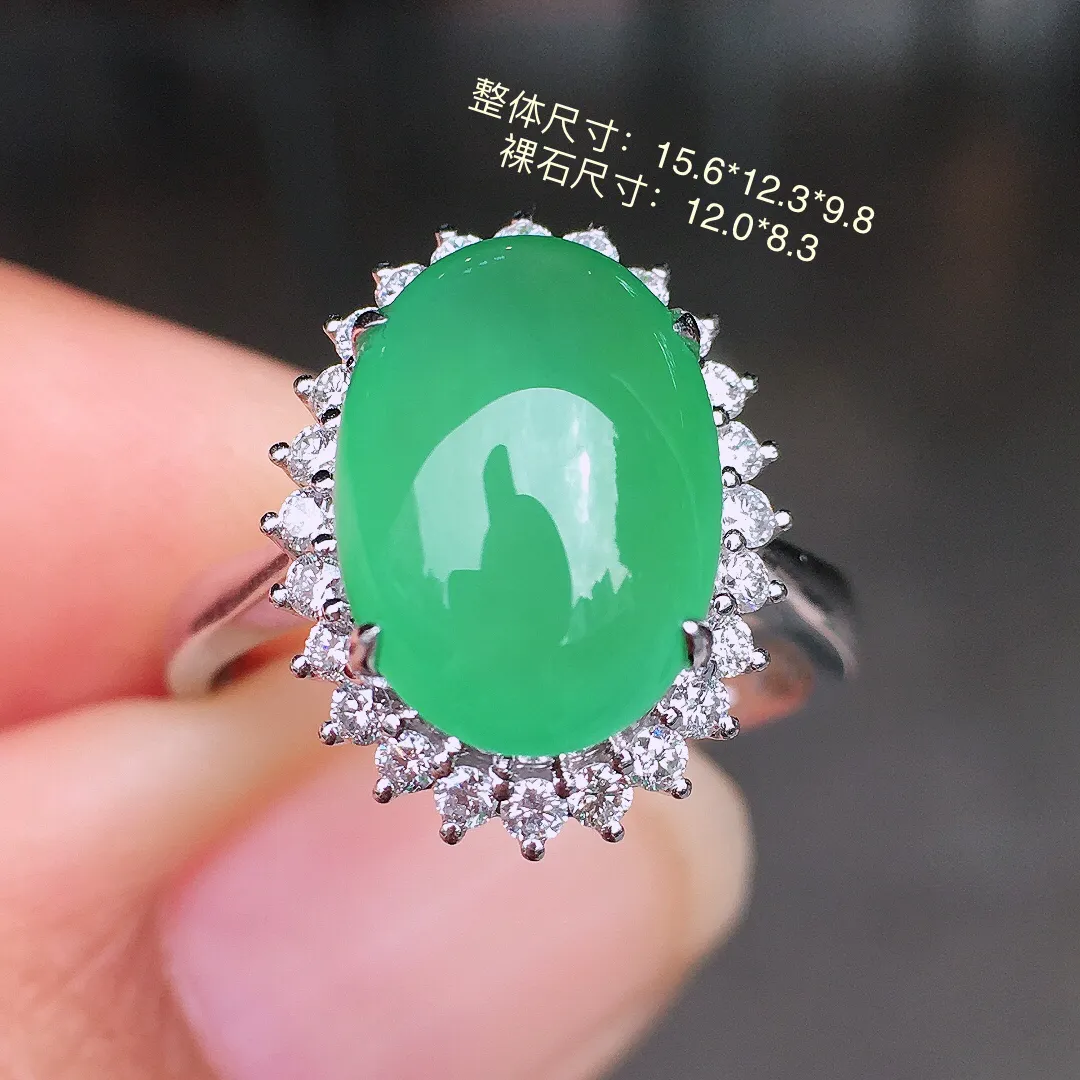 晴水蛋面戒指，色泽均匀艳丽，玉质细腻，荧光感超
强，饱满圆润，尽显优雅气质，18k
金豪华镶嵌