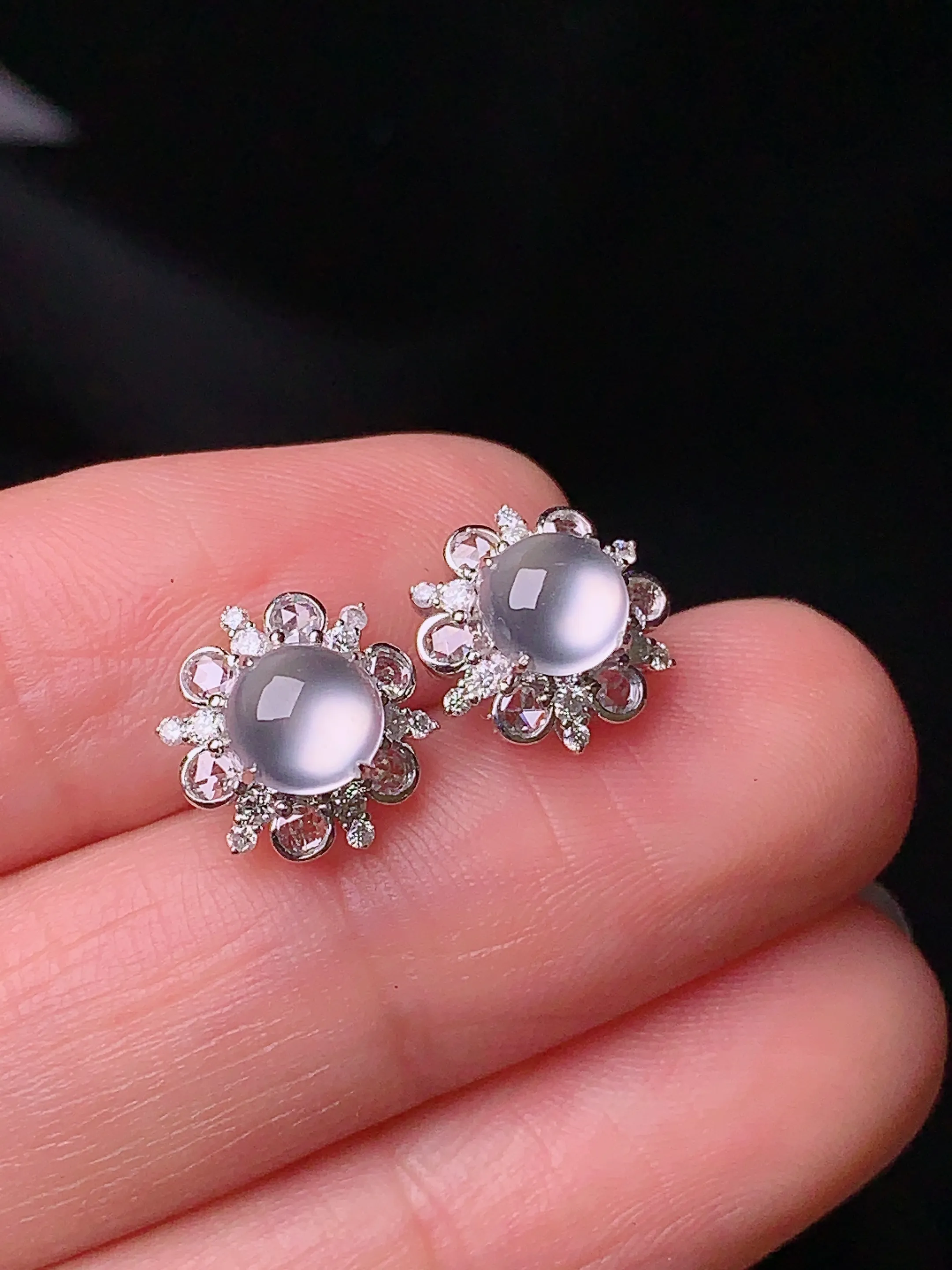 18k金钻镶嵌冰种蛋面耳钉 玉质细腻 水润透亮 整体尺寸9.8*6.8