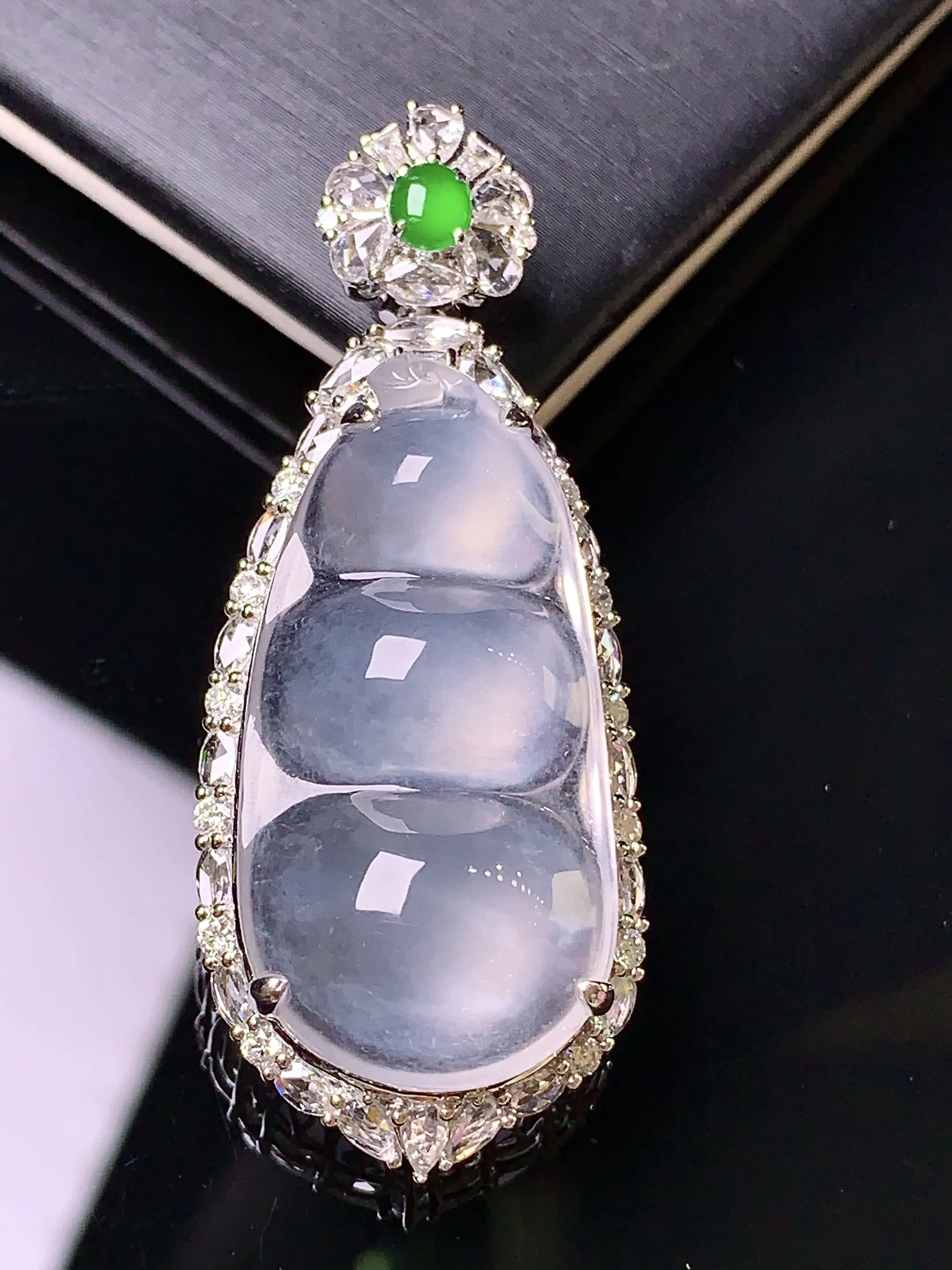 18k金钻镶嵌冰种四季豆吊坠 玉质细腻 色泽清新艳丽 整体尺寸45.7*18.5*13.8