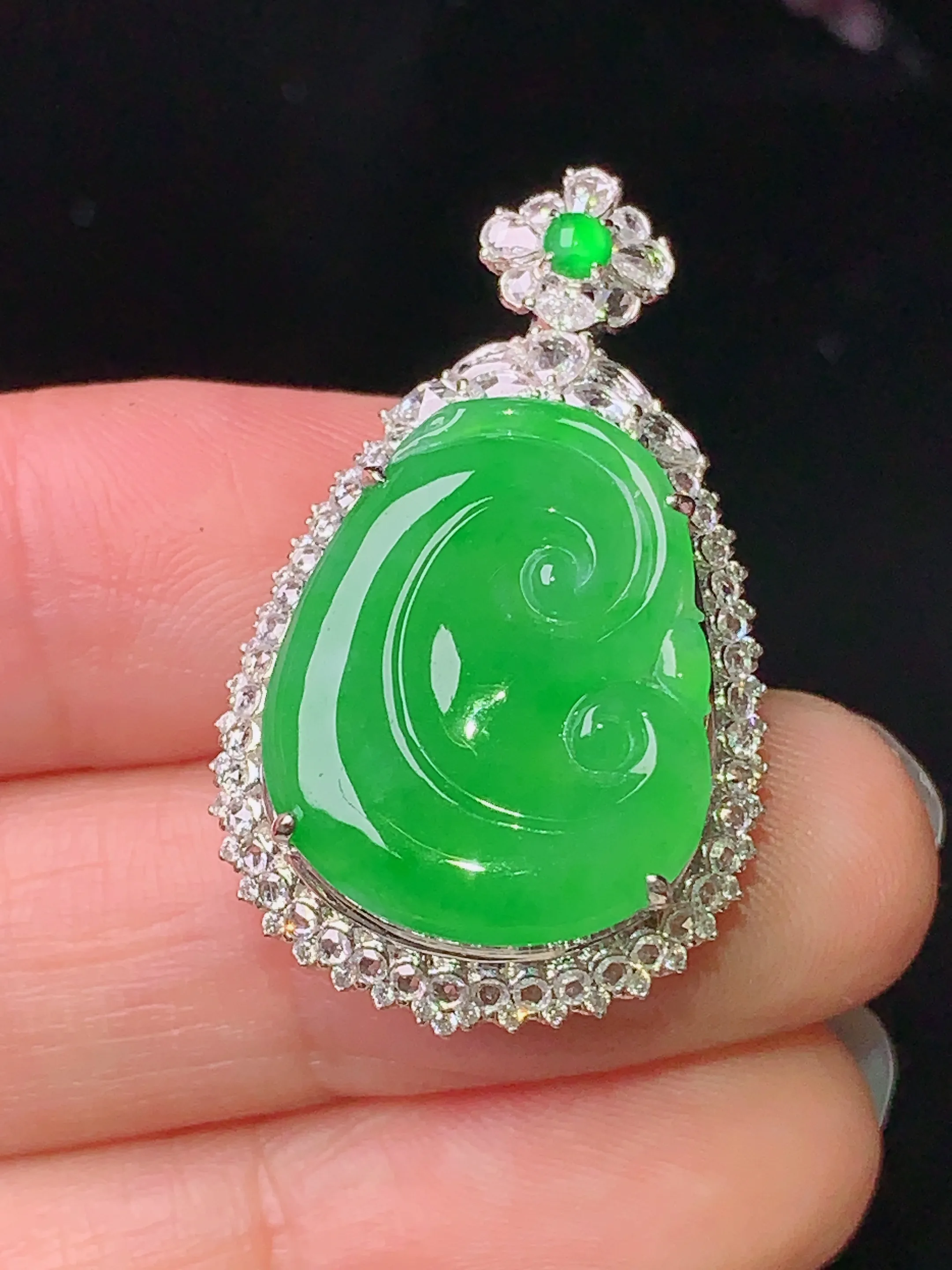 18k金钻镶嵌满绿如意吊坠 玉质细腻 色泽清新艳丽 整体尺寸32.2*19.6*10.8