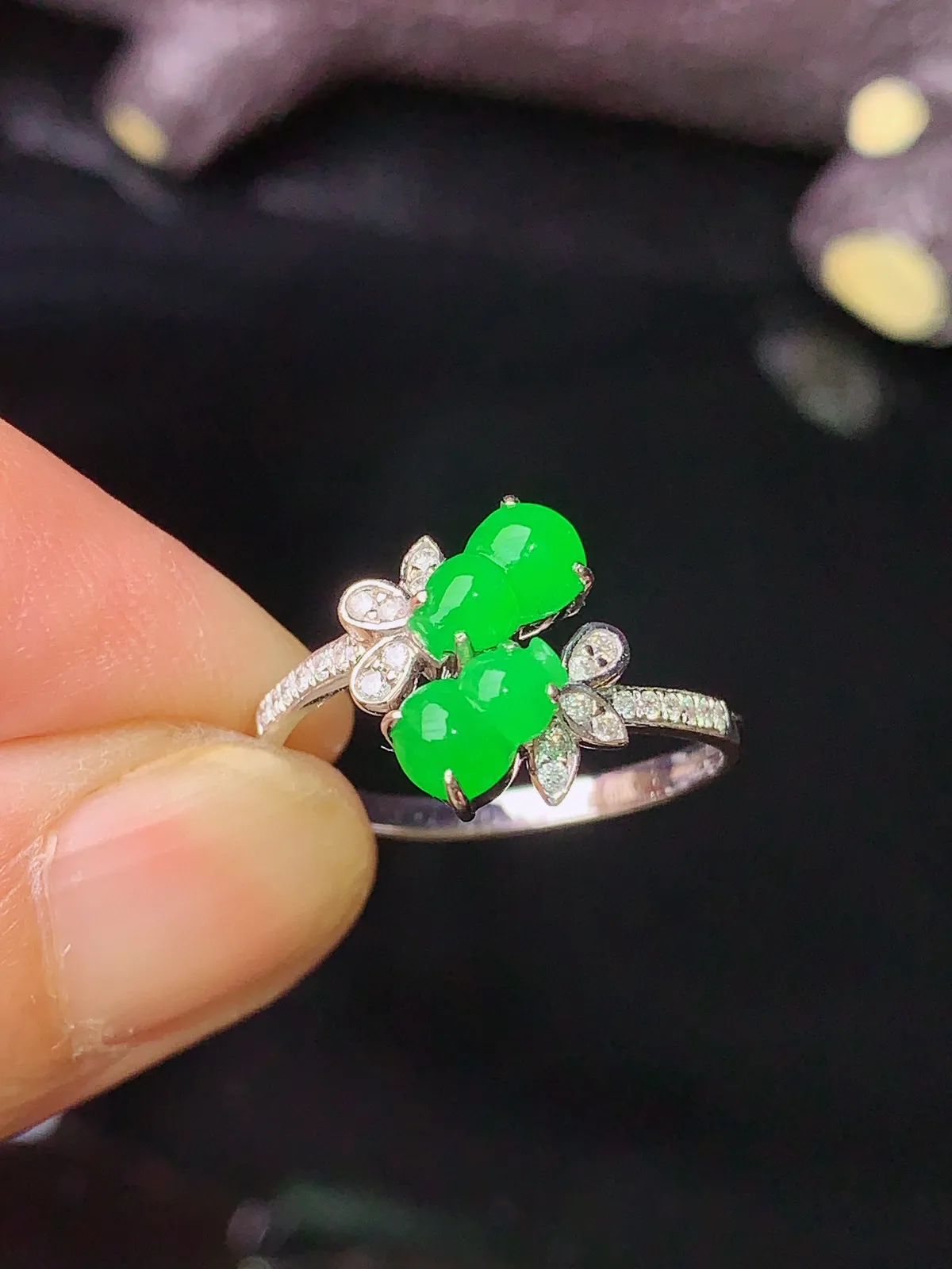 18k金钻镶嵌满绿葫芦组合戒指 玉质细腻 色泽清新艳丽 圈13.5 整体尺寸6.8*4.2*2.2