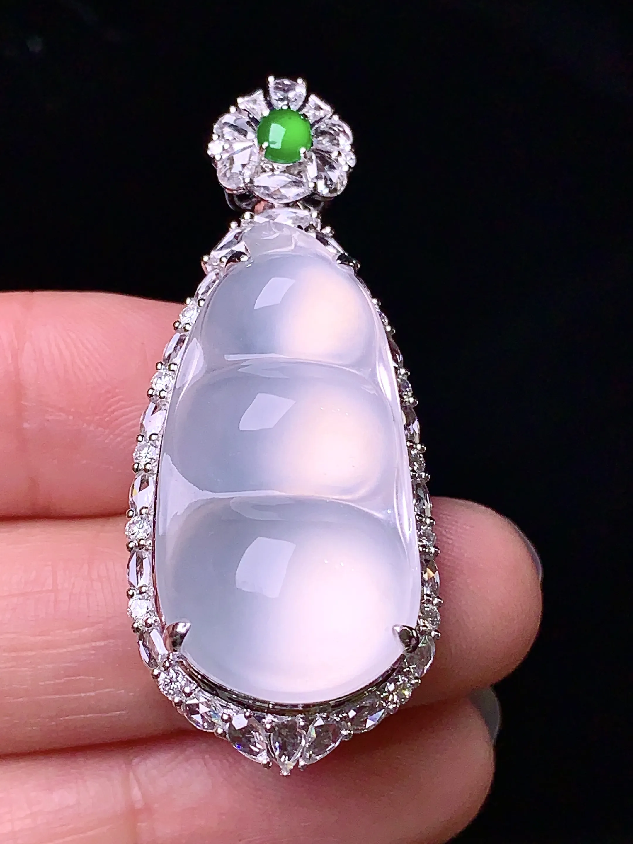 18k金钻镶嵌冰种四季豆吊坠 玉质细腻 色泽清新艳丽 整体尺寸45.7*18.5*13.8