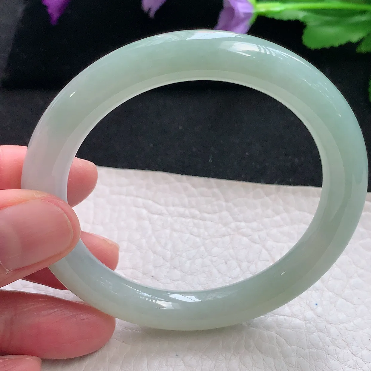 n自然光55.5*9*9.2圆镯 天然缅甸翡翠a货手镯淡绿叮当镯子圆条手镯