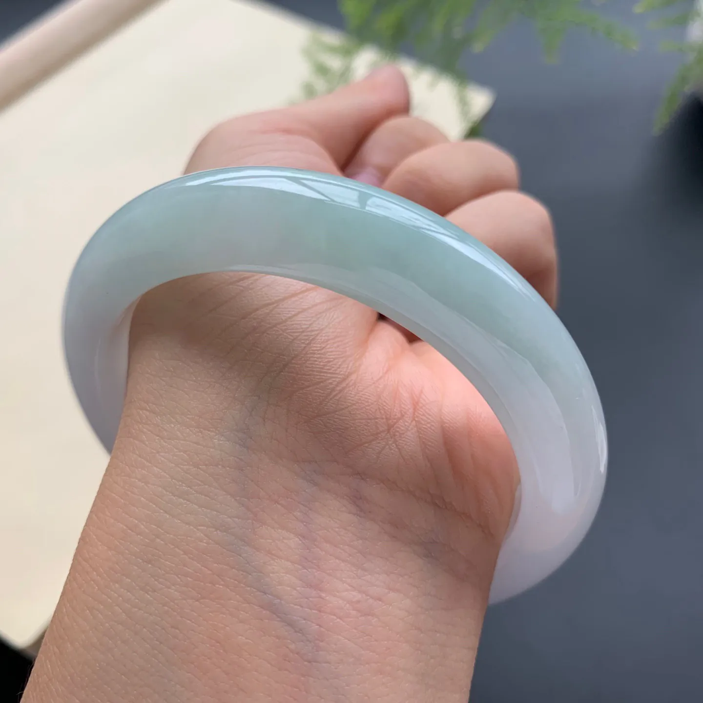 57圈口底色正圈手镯 尺寸：57-12.2-9.2，无纹裂，细腻釉洁，清爽干净