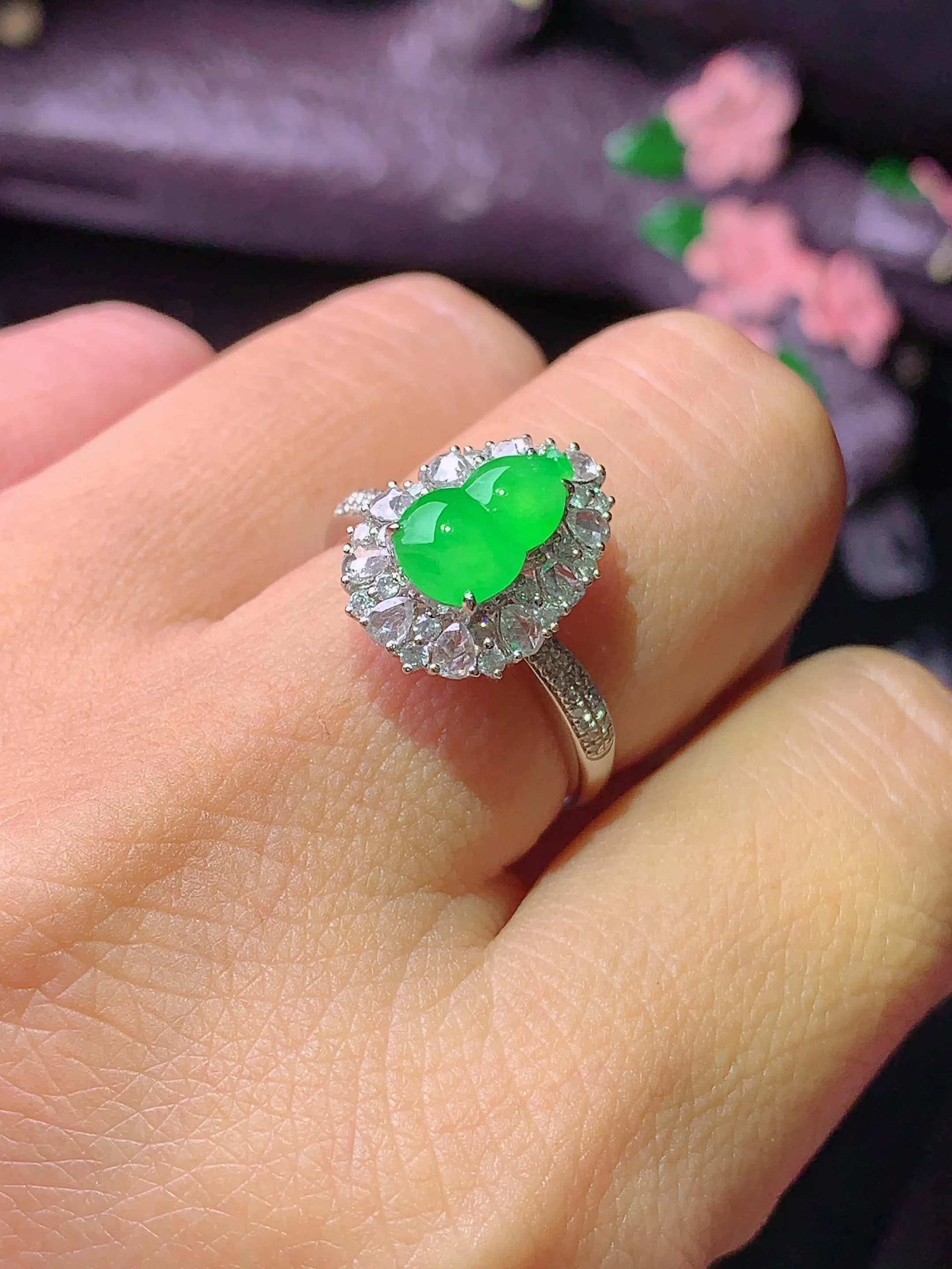 18k金钻镶嵌翠绿葫芦戒指 玉质细腻 色泽清新艳丽 圈口13.5 整体尺寸14.3*10.8*9