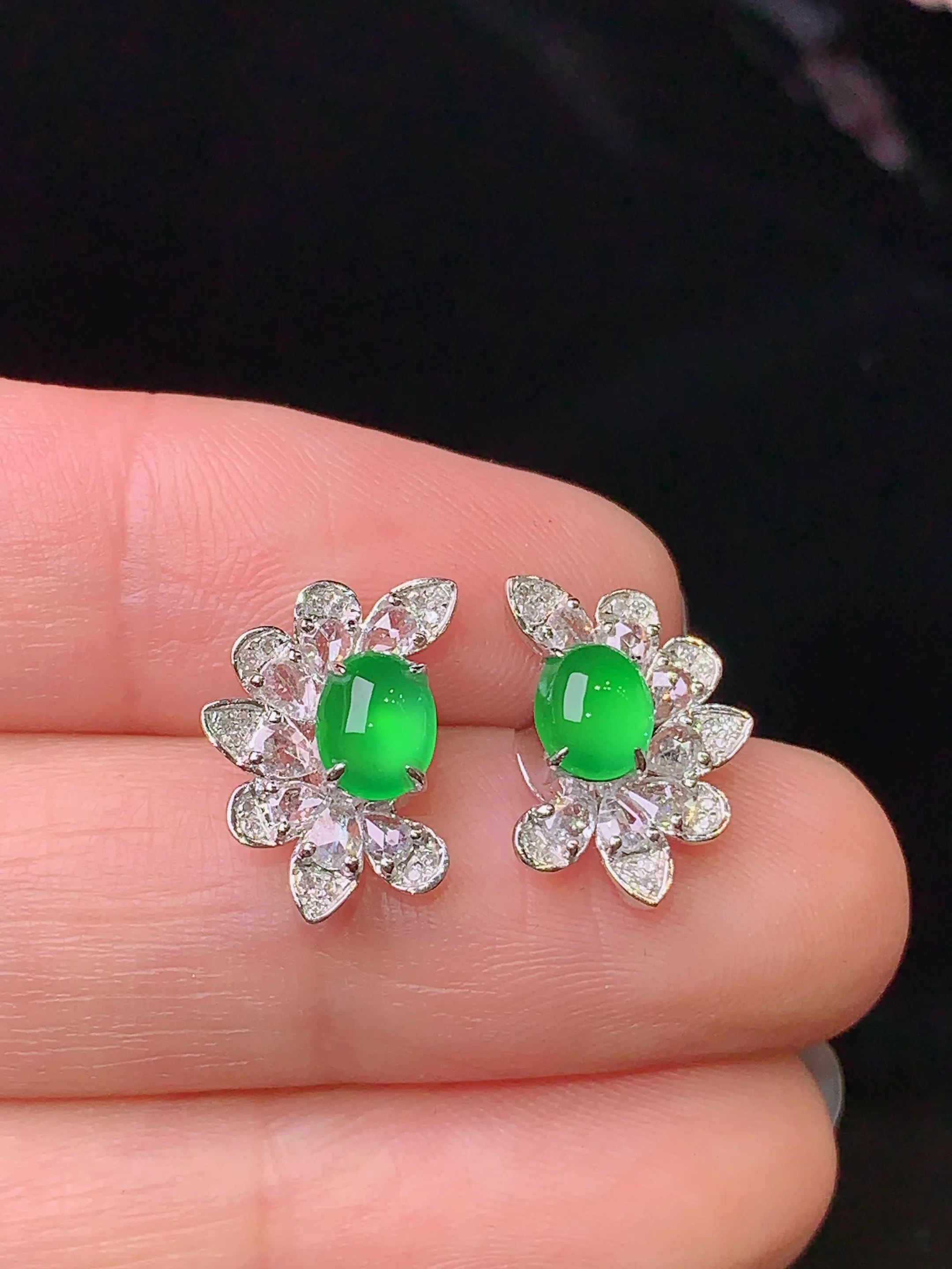 18k金钻镶嵌满绿蛋面耳钉 玉质细腻 色泽清新艳丽 整体尺寸14.2*9.5*6