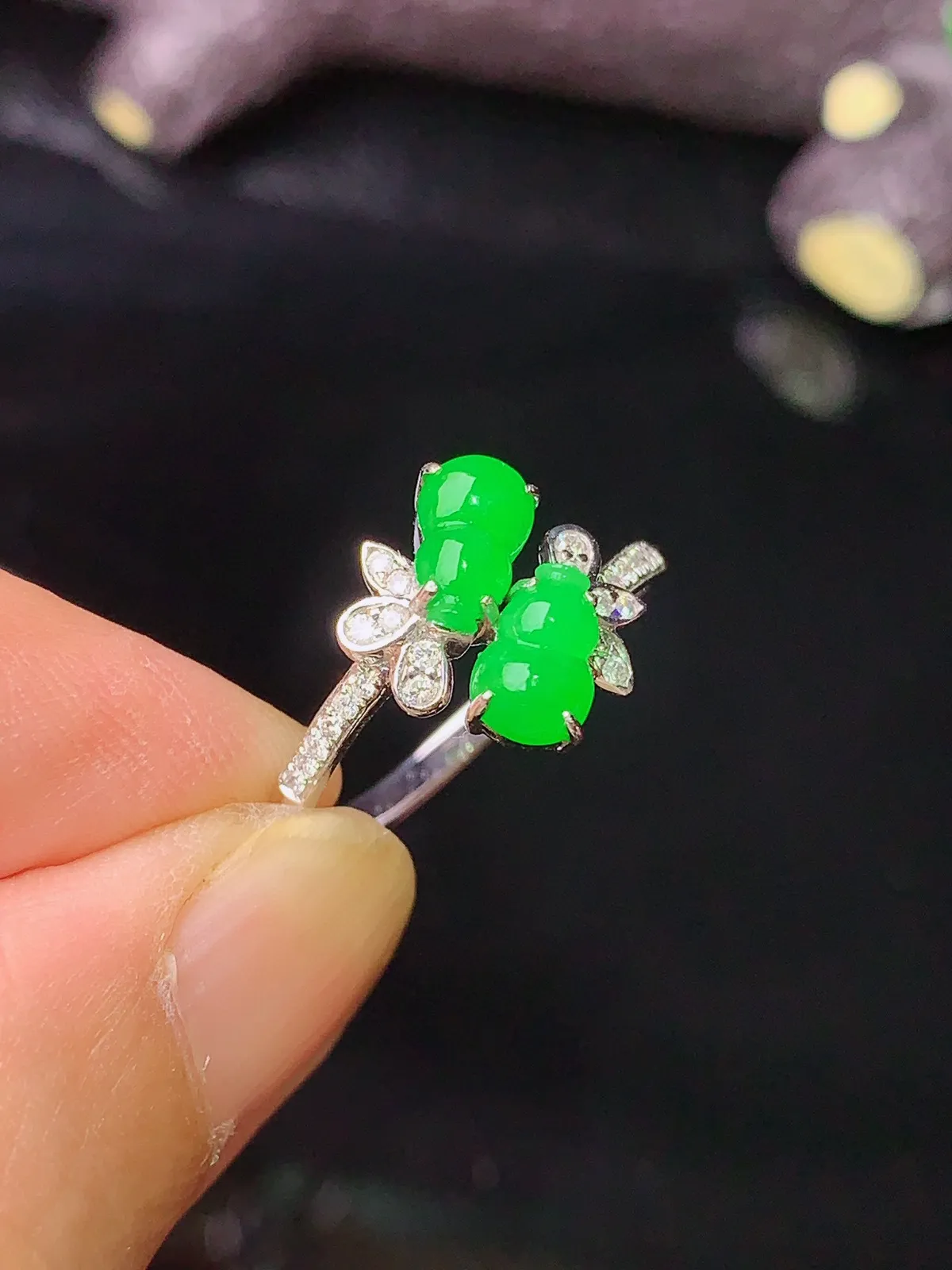 18k金钻镶嵌满绿葫芦组合戒指 玉质细腻 色泽清新艳丽 圈13.5 整体尺寸6.8*4.2*2.2
