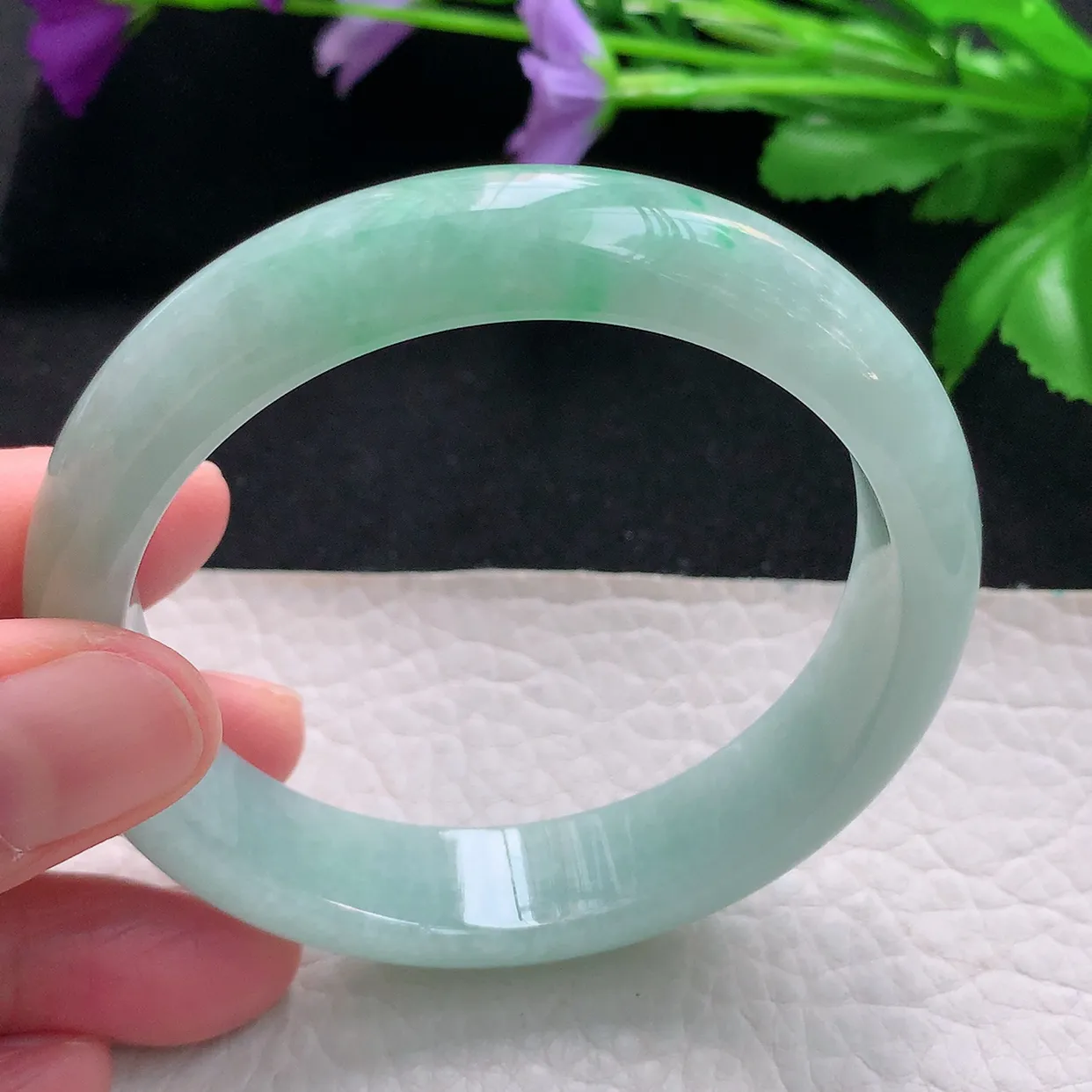 js自然光57.5*13*7.8平安镯天然缅甸翡翠手镯水润浅绿正圈宽边镯子