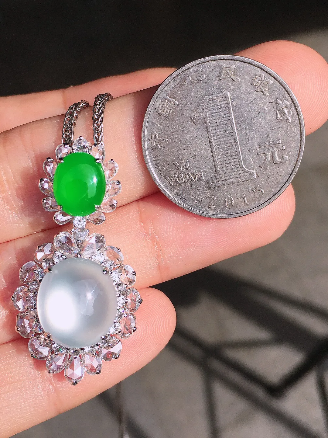 （冰+绿）二合一吊坠，色泽均匀艳丽，玉质细腻，荧光感超
强，饱满圆润，尽显优雅气质，18k
金豪华镶嵌