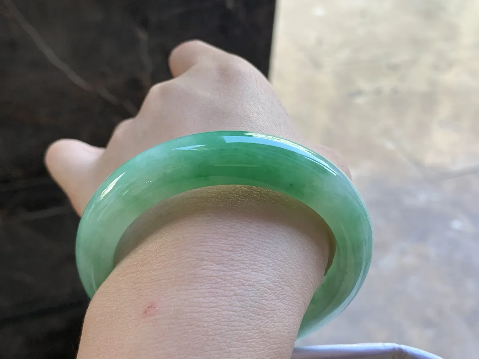 56-12.5-9.6

阳绿色手镯^_^玉质温润 清新细腻