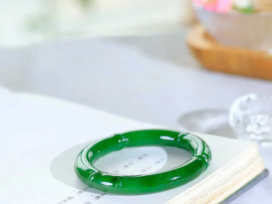 【节节高升.手镯】

精品和田玉碧玉圆条竹手镯，玉质温润细腻，苏工精雕竹节，竹子品德高尚，生而有节，象征气节正直、不屈不俗。竹叶纤秀俊逸，舒展自如，迎风摇曳，柔美清逸，清新典雅。️整器画面空灵简洁佩于胸前，寓意祝福，高风亮节，步步高升。
内径53.5mm尺寸9.8-10mm重47.5克 991032400A