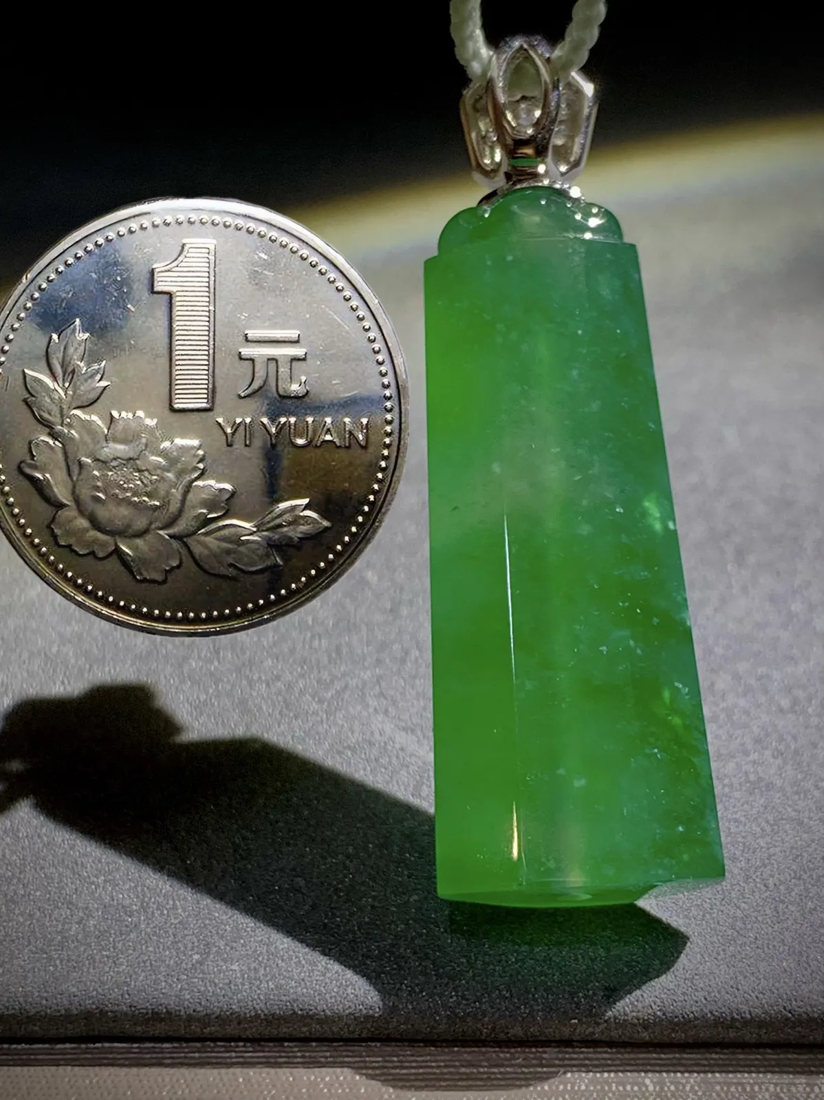 如意平安无事牌八面棱柱，
裸石32.6-12.5-6.5mm，
18K金，南非钻，