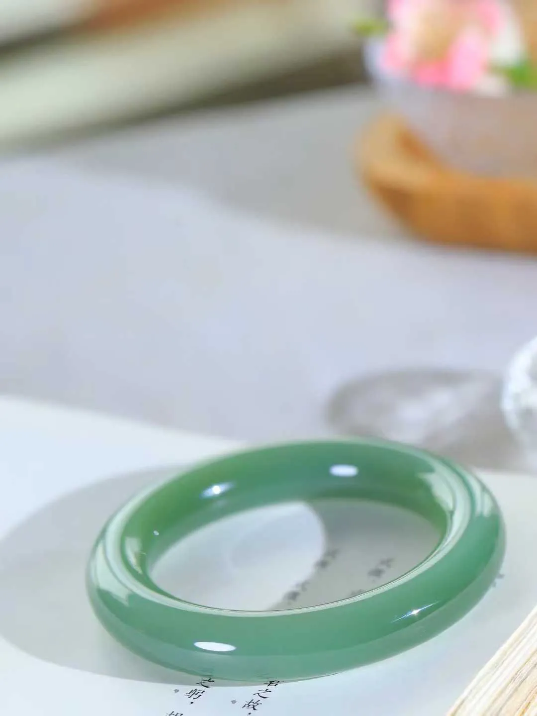 【玉佳人·手镯】

典藏级臻品️和田玉碧玉圆条手镯 ，玉质细腻油润，做工细致精美，端庄素雅，亭亭玉立，芊芊素手。芊芊素手，怎能忘镯？秀美圆条，更显婀娜。内径56mm 尺寸12.7-12.7mm重86.8克691042480A