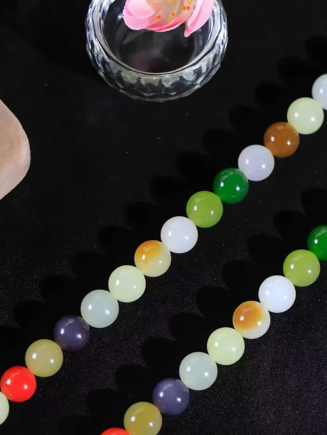 【珠圆玉润.项链】

精品和田玉多宝珠圆玉润项链 玉质温润细腻  整串打磨圆润，佩戴舒适。珠珠落玉盘，间关莺语花底滑，一生美好时光，无论身在何处，都有它相伴相守。事事顺遂，幸福美满，吉祥如意。重164克 尺寸取一9.9mm  791073178A