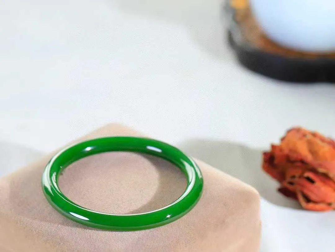 【碧色荡漾·手镯】

精品和田玉碧玉圆条手镯，玉质细腻温润，手感舒适，️线条流畅，简约大气，