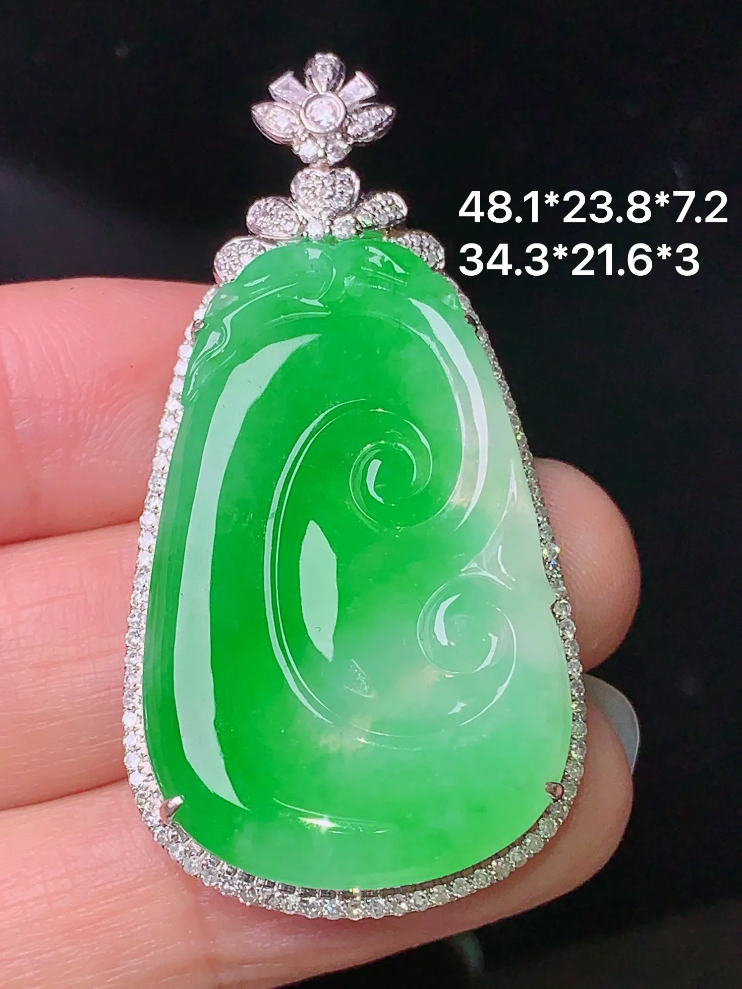 18k金钻镶嵌翠绿如意吊坠 玉质细腻 色泽清新艳丽 整体尺寸48.1*23.8*7.2