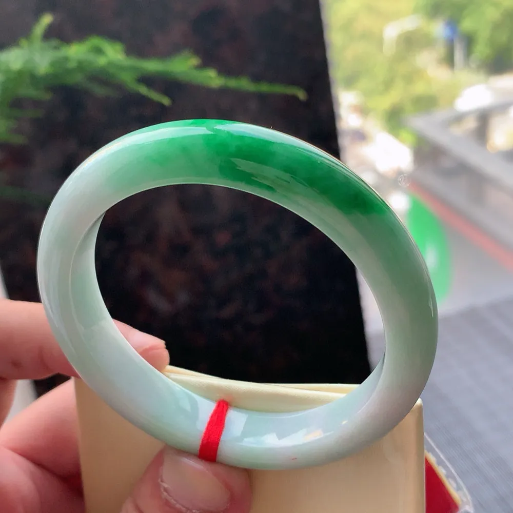 正圈冰糯阳绿 无瑕 尺寸:56.8/11.3/7.9 色好