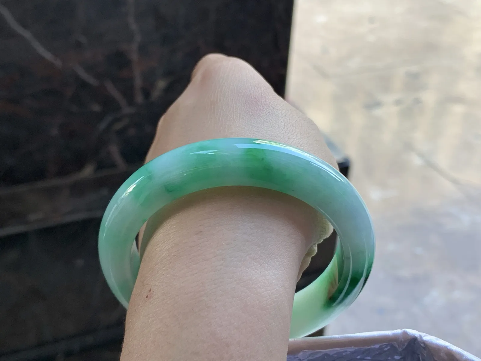 55.5-12.2-9

辣绿色手镯^_^玉质温润 细腻