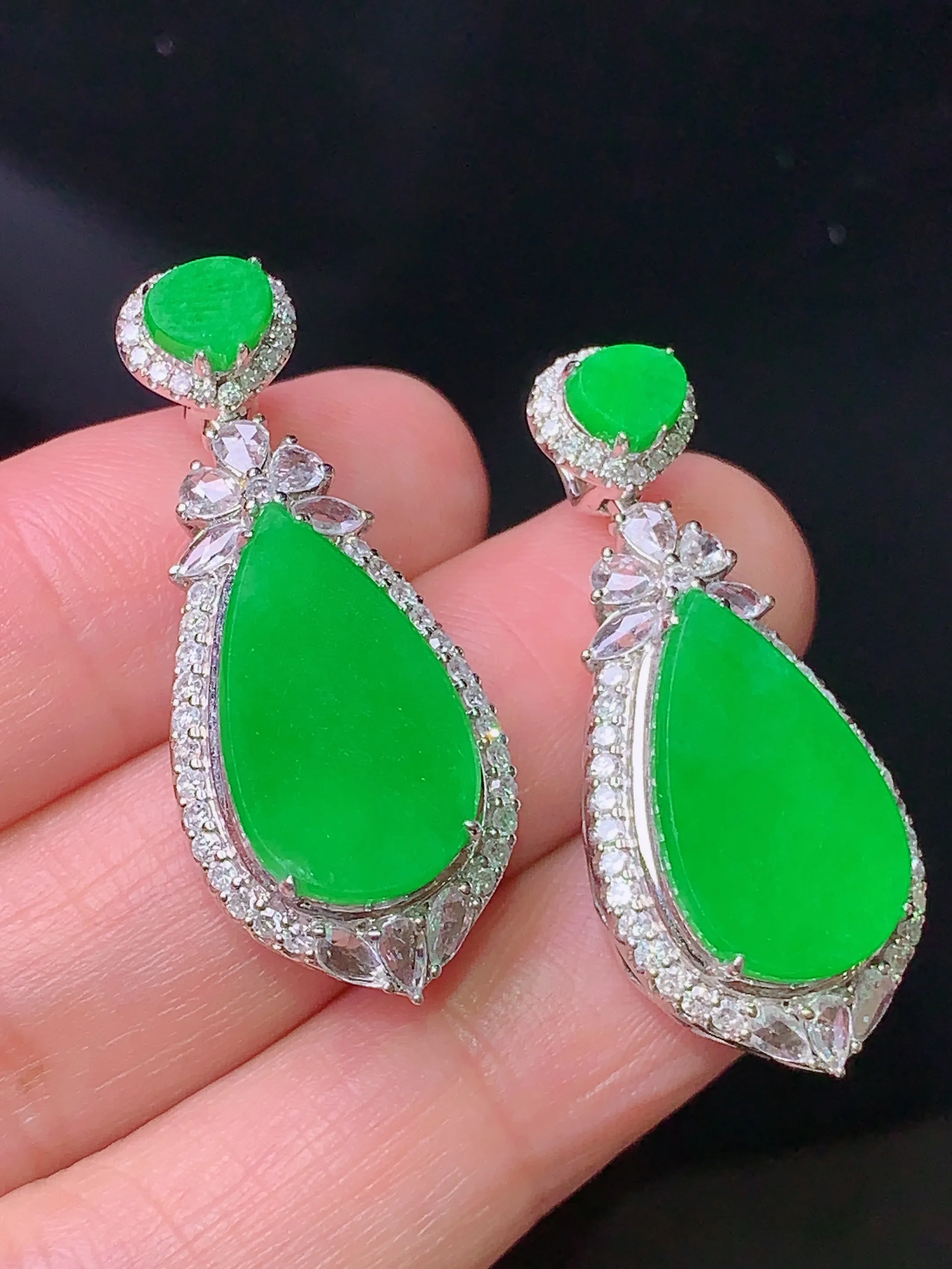 18k金钻镶嵌满绿水滴耳坠吊坠两用款 玉质细腻 色泽清新艳丽 整体尺寸47*14*8.5