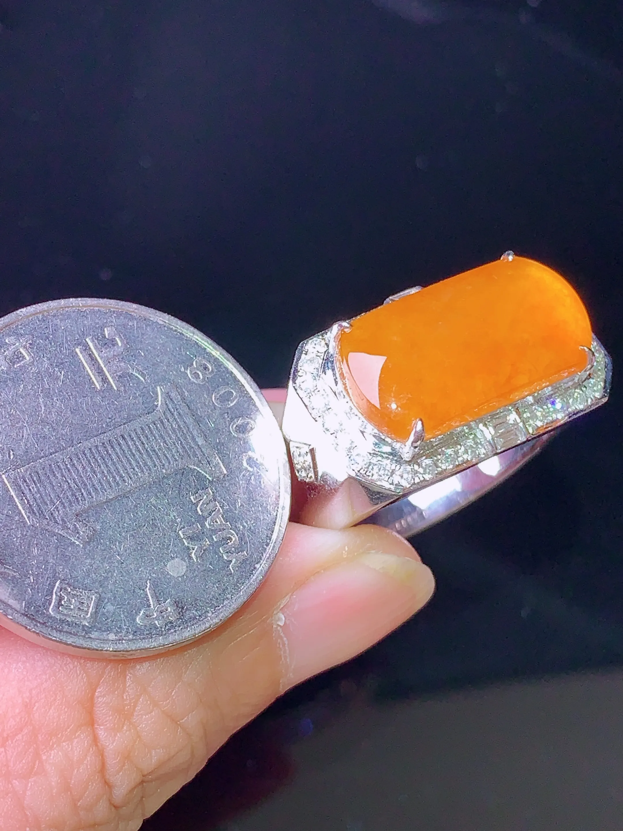 18k金钻镶嵌黄翡马鞍戒指 玉质细腻 色泽清新艳丽 圈口20整体尺寸9.5*17.8*3.5