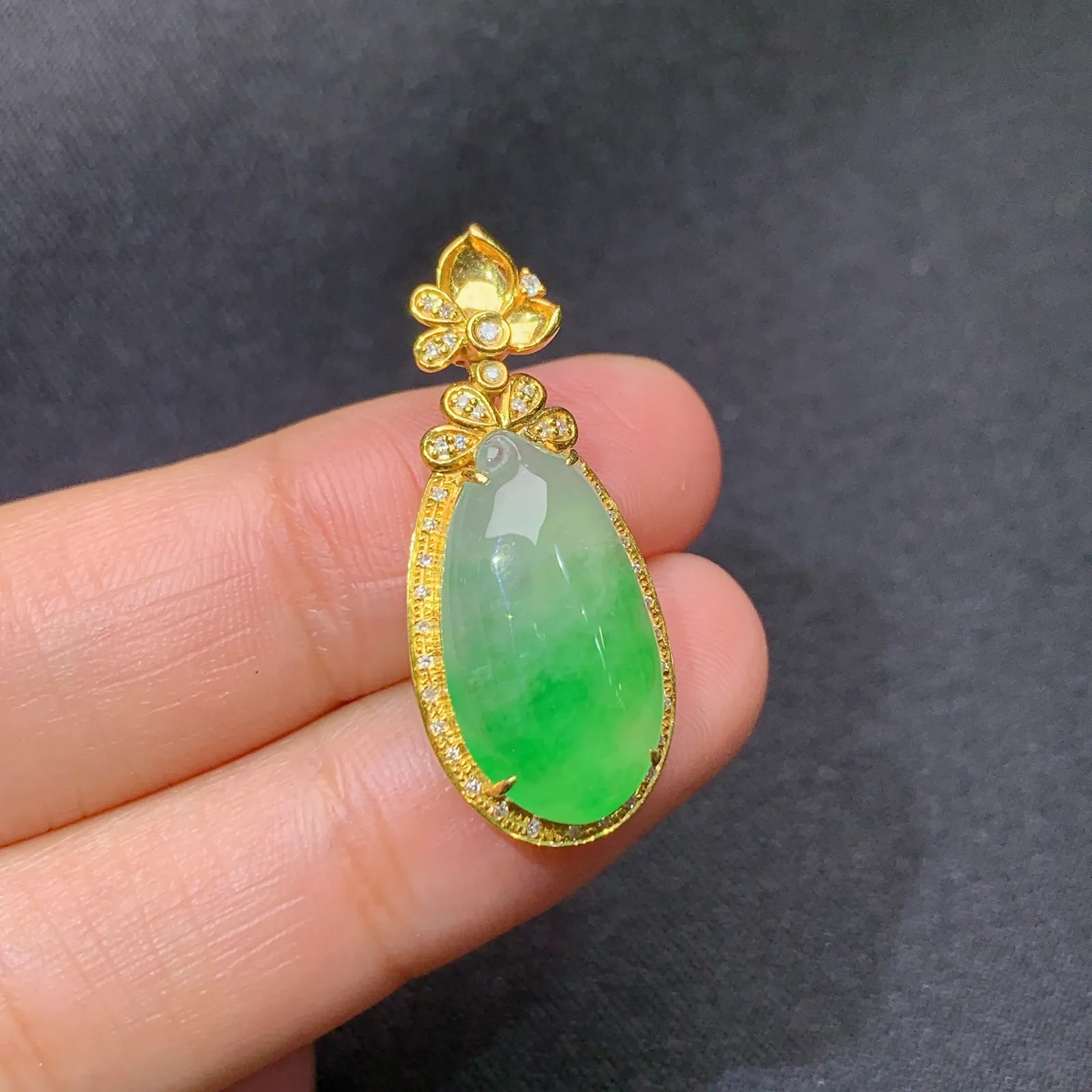 冰飘绿福瓜吊坠，18k金镶嵌，冰润色阳，玉质细腻，种水足 尺寸29.2*12.3*6.7