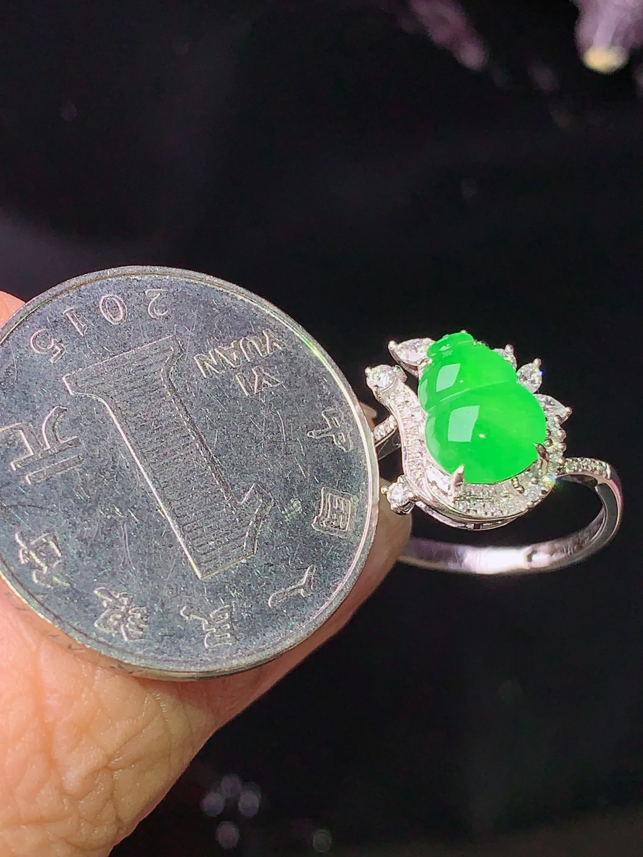 18k金钻镶嵌翠绿葫芦戒指 玉质细腻 色泽清新艳丽 圈口14.5 整体尺寸13*11.8*6.5