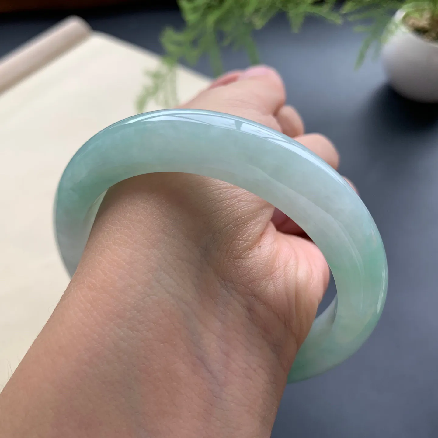 55.8圈口飘绿正圈手镯 尺寸：55.8-11.8-9，无纹裂，色泽靓丽，版型厚装