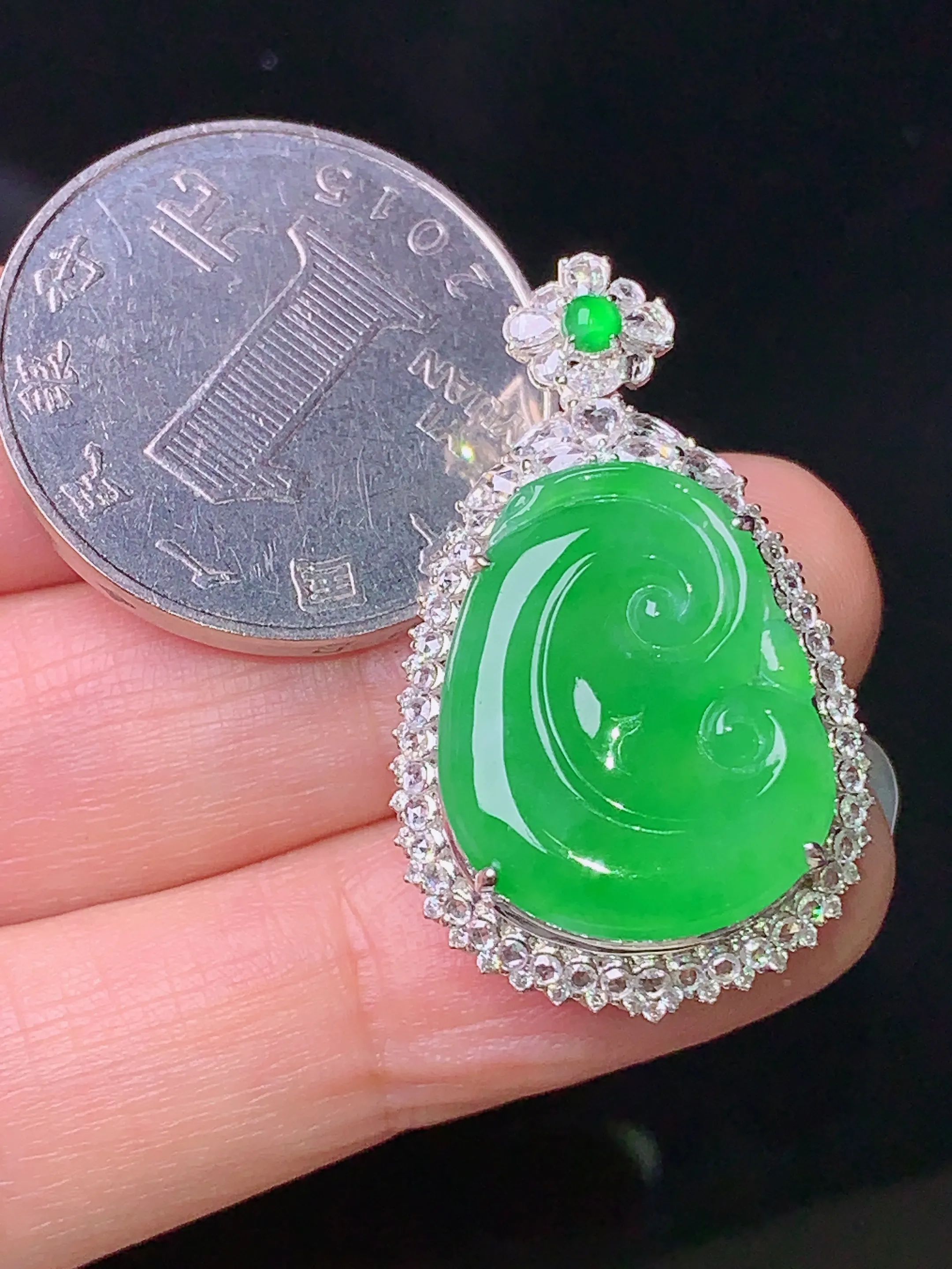 18k金钻镶嵌满绿如意吊坠 玉质细腻 色泽清新艳丽 整体尺寸32.2*19.6*10.8