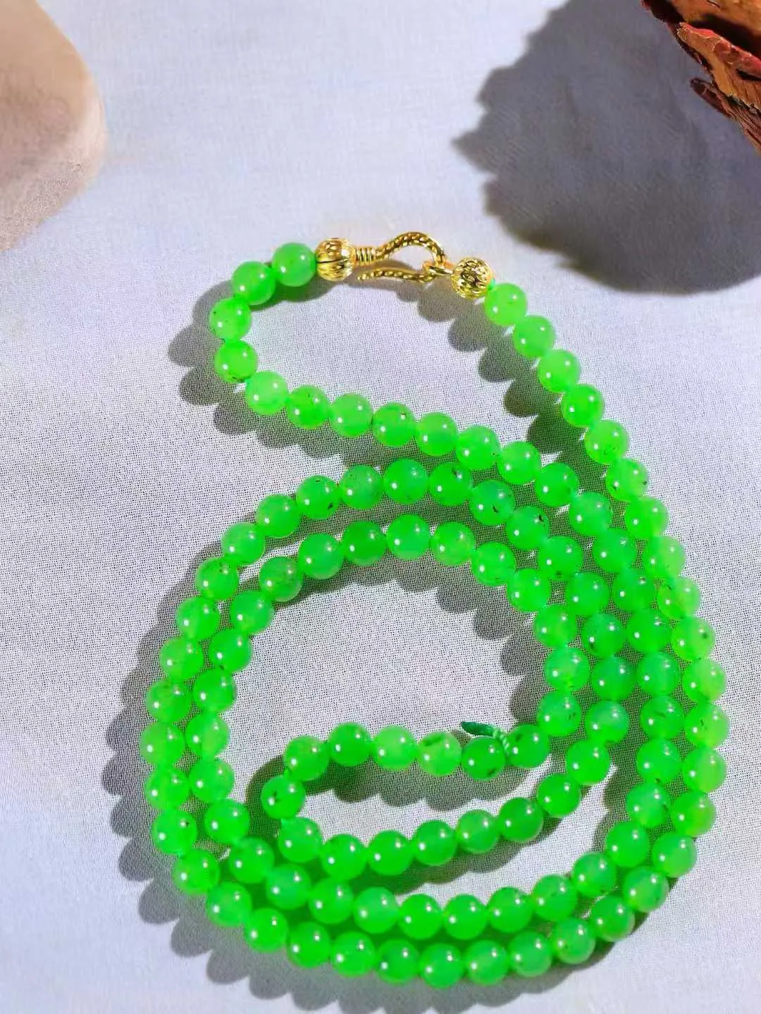 【珠圆玉润.项链】

精品和田玉碧玉珠圆玉润项链 玉质温润细腻  整串打磨圆润，佩戴舒适。珠珠落玉盘，间关莺语花底滑，一生美好时光，无论身在何处，都有它相伴相守。事事顺遂，幸福美满，吉祥如意。重35.5克 尺寸取一5.8mm  791073178A