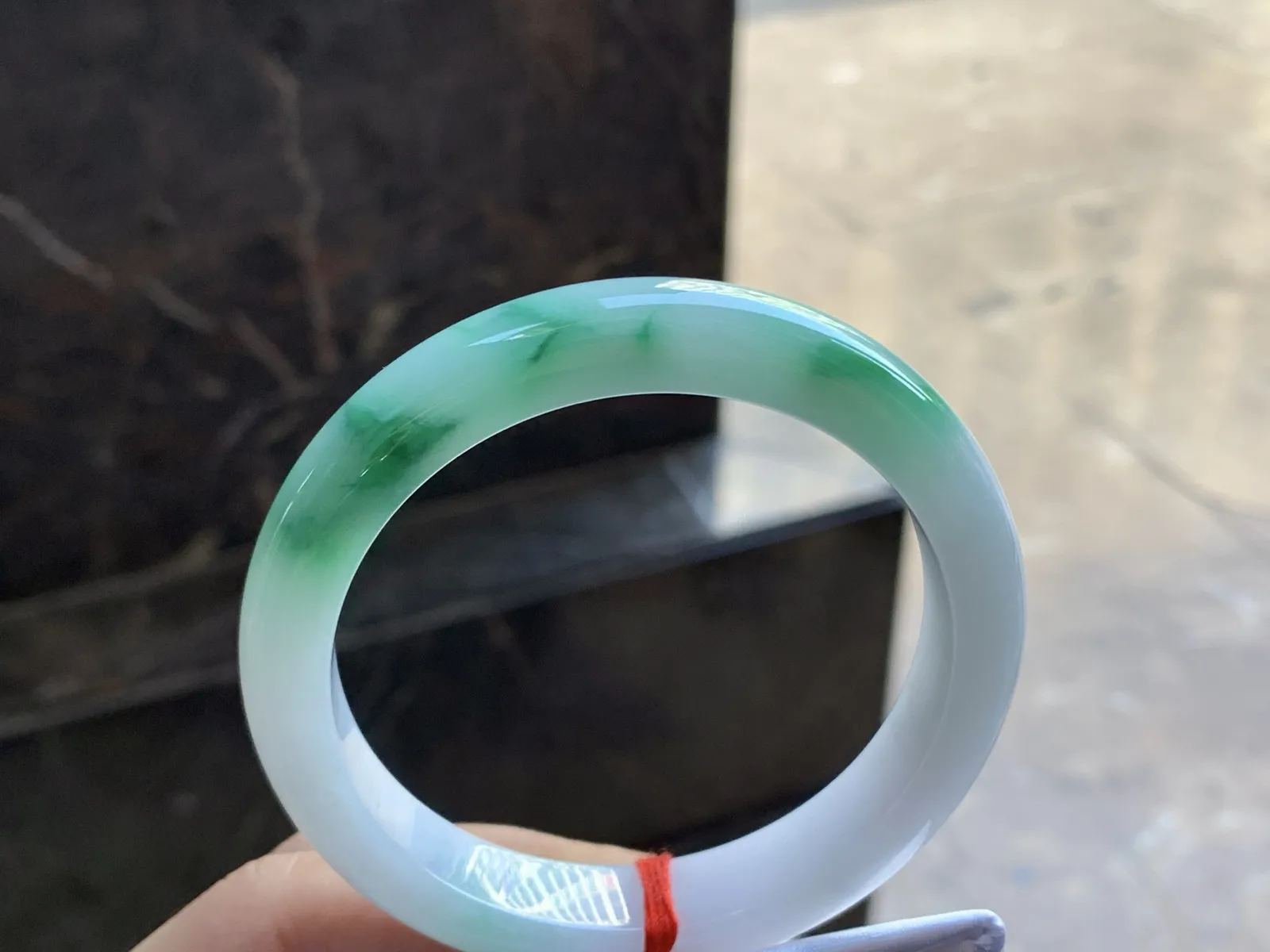 57-11.7-8.4

带色手镯^_^玉质温润 细腻