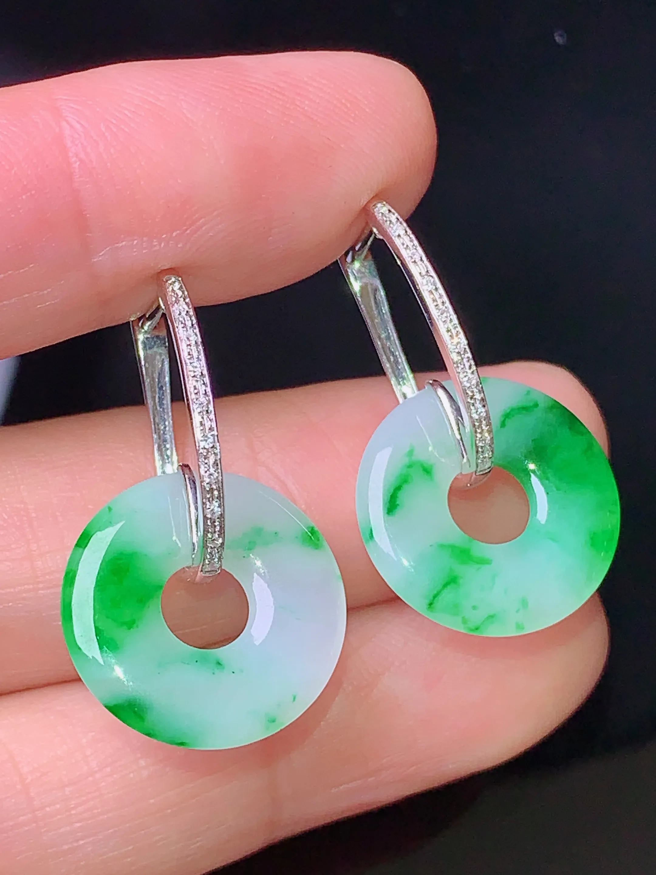 18k金钻镶嵌飘绿平安环耳钉 玉质细腻 色泽清新艳丽 整体尺寸27.5*15.6*2.2