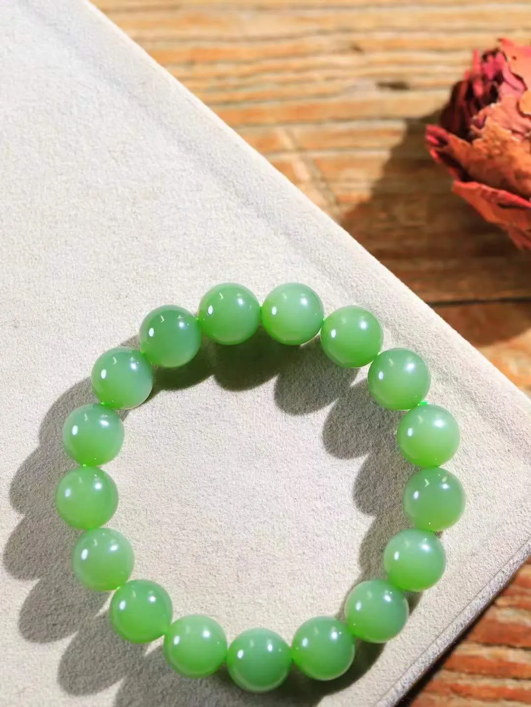 【珠圆玉润.手串】

精品和田玉碧玉微猫眼珠圆玉润手串 玉质温润细腻  整串打磨圆润，佩戴舒适。珠珠落玉盘，间关莺语花底滑，一生美好时光，无论身在何处，都有它相伴相守。事事顺遂，幸福美满，吉祥如意。重45.7克   尺寸取一11.9mm   FDL-691073100