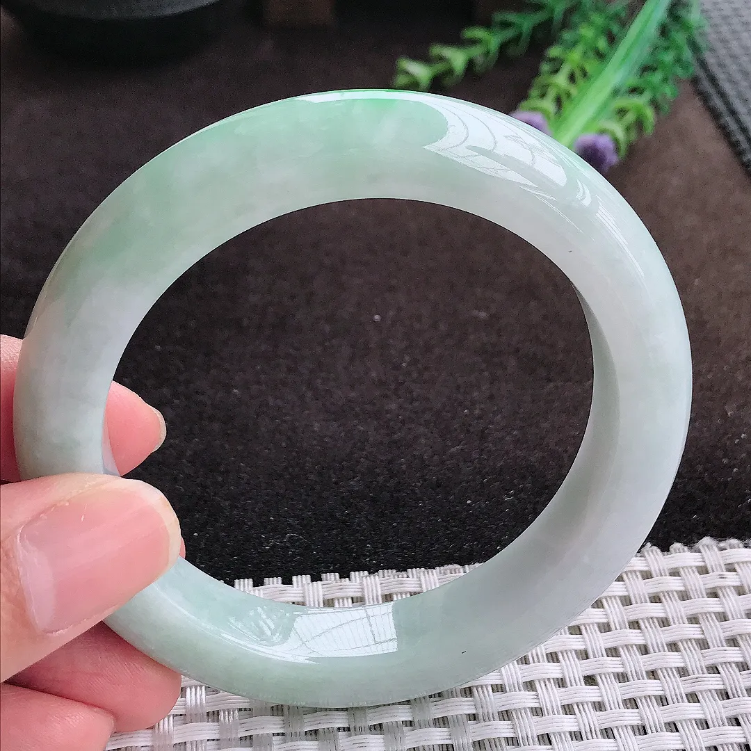 自然光59/12.6/10老坑精美温润飘阳绿手镯宽边翡翠玉镯美人镯