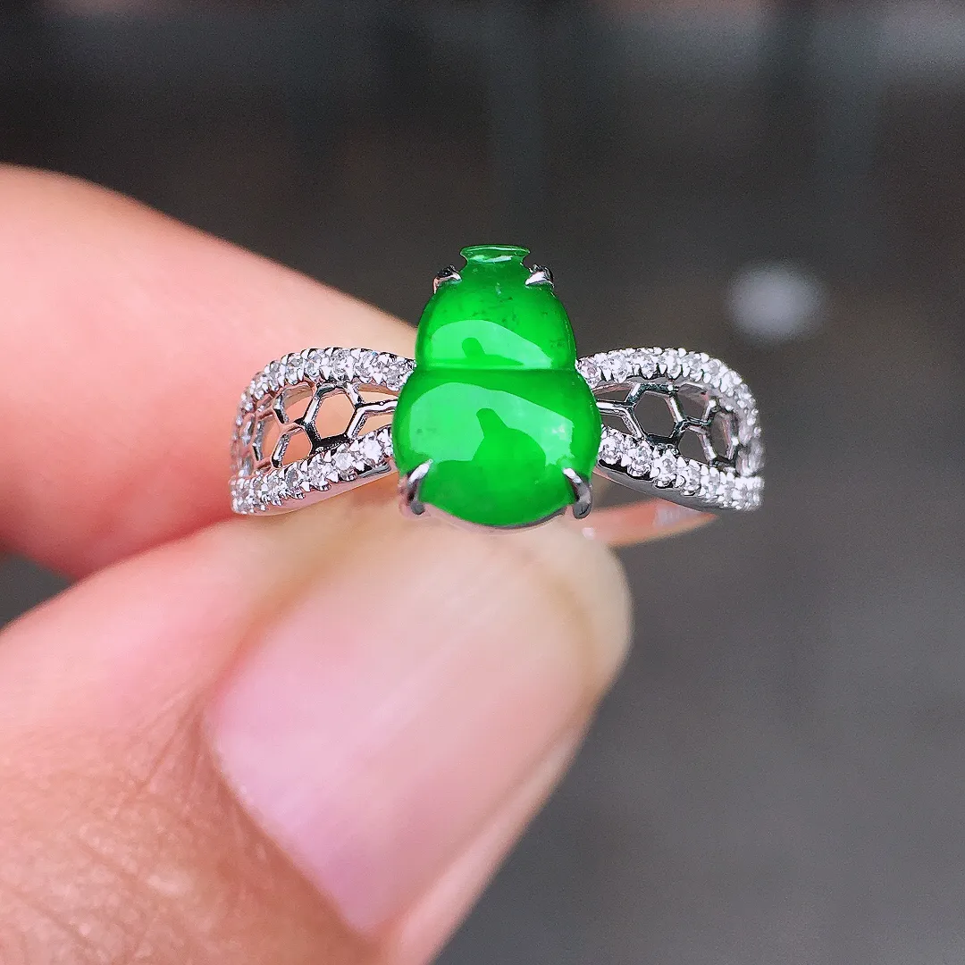 阳绿葫芦戒指，色泽均匀艳丽，玉质细腻，荧光感超
强，饱满圆润，尽显优雅气质，18k
金豪华镶嵌