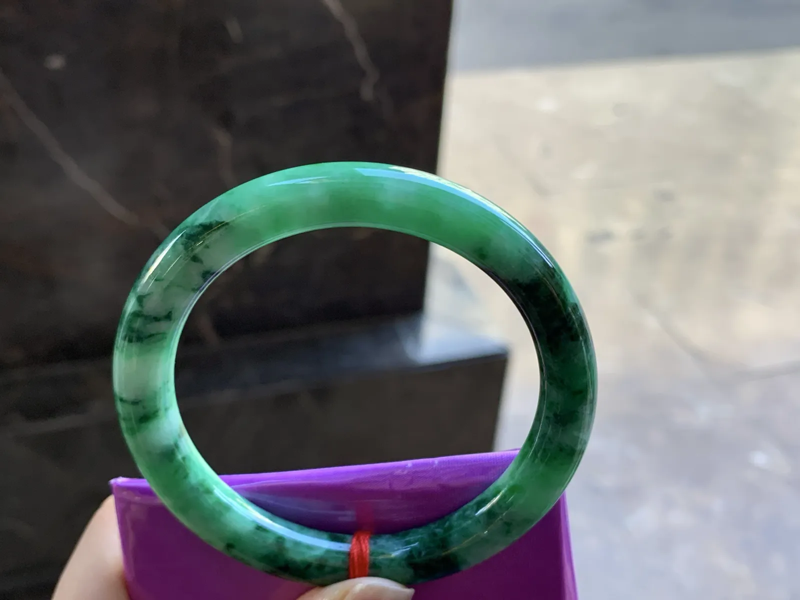 56-8.9

辣绿色圆条手镯^_^颜色鲜艳 浓郁