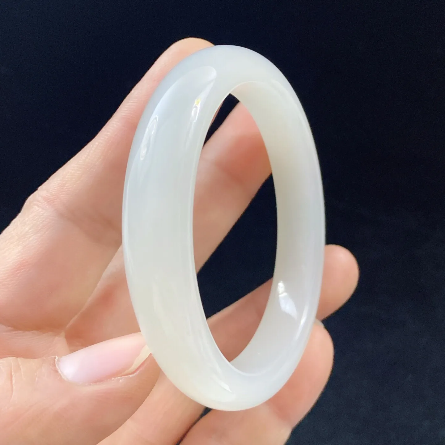 57羊脂白玉手镯和田玉山料手镯57圈口宽11玉质特细腻油润，高脂粉，高品质，萦绕腕间时，古韵不失时尚