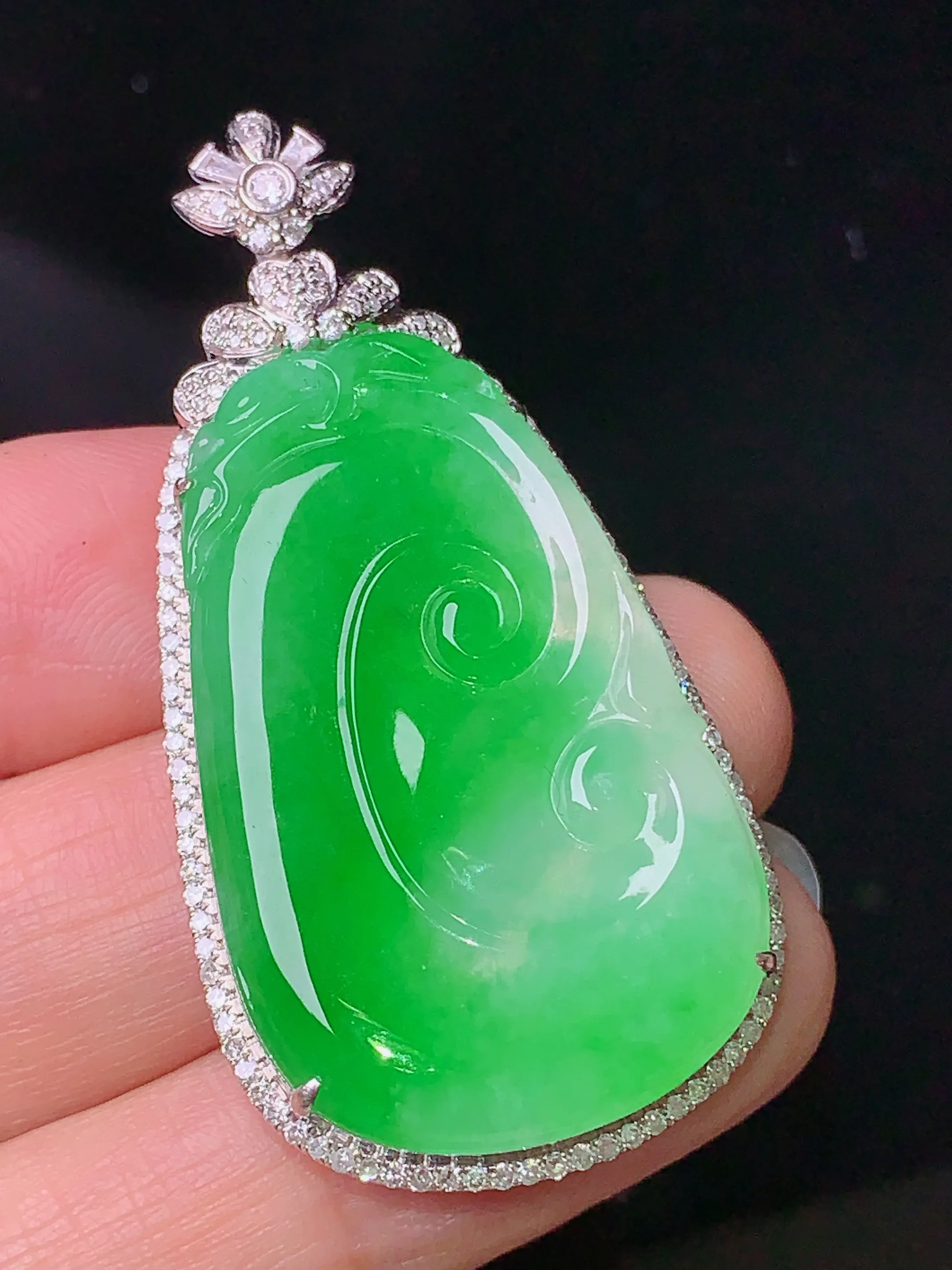 18k金钻镶嵌翠绿如意吊坠 玉质细腻 色泽清新艳丽 整体尺寸48.1*23.8*7.2