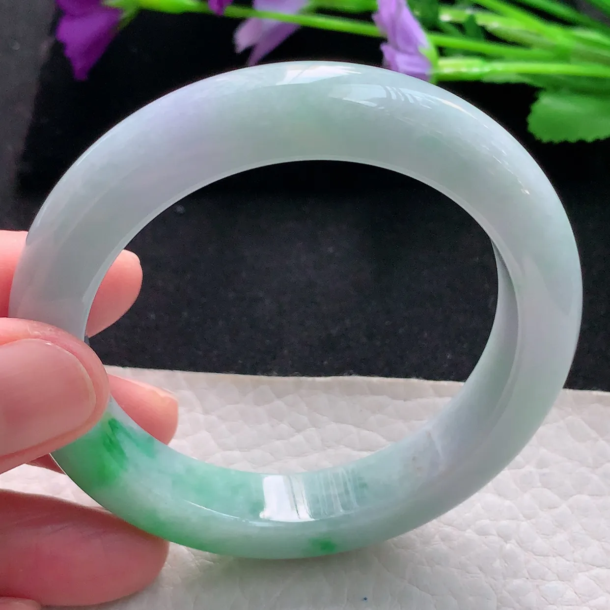 js自然光53.5*11.4*9.2平安镯 天然缅甸翡翠手镯白底青飘阳绿正圈宽边镯子