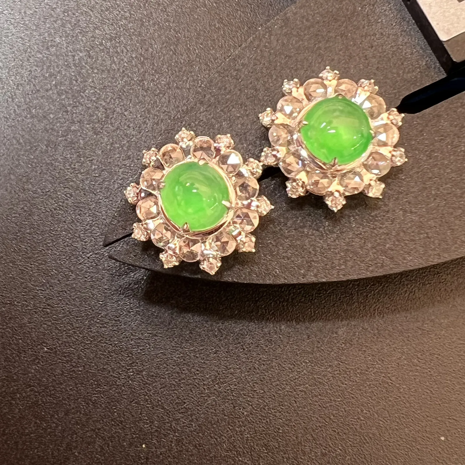 阳绿耳钉种好起光，整体尺寸12.9*6.7 祼石尺寸6*3