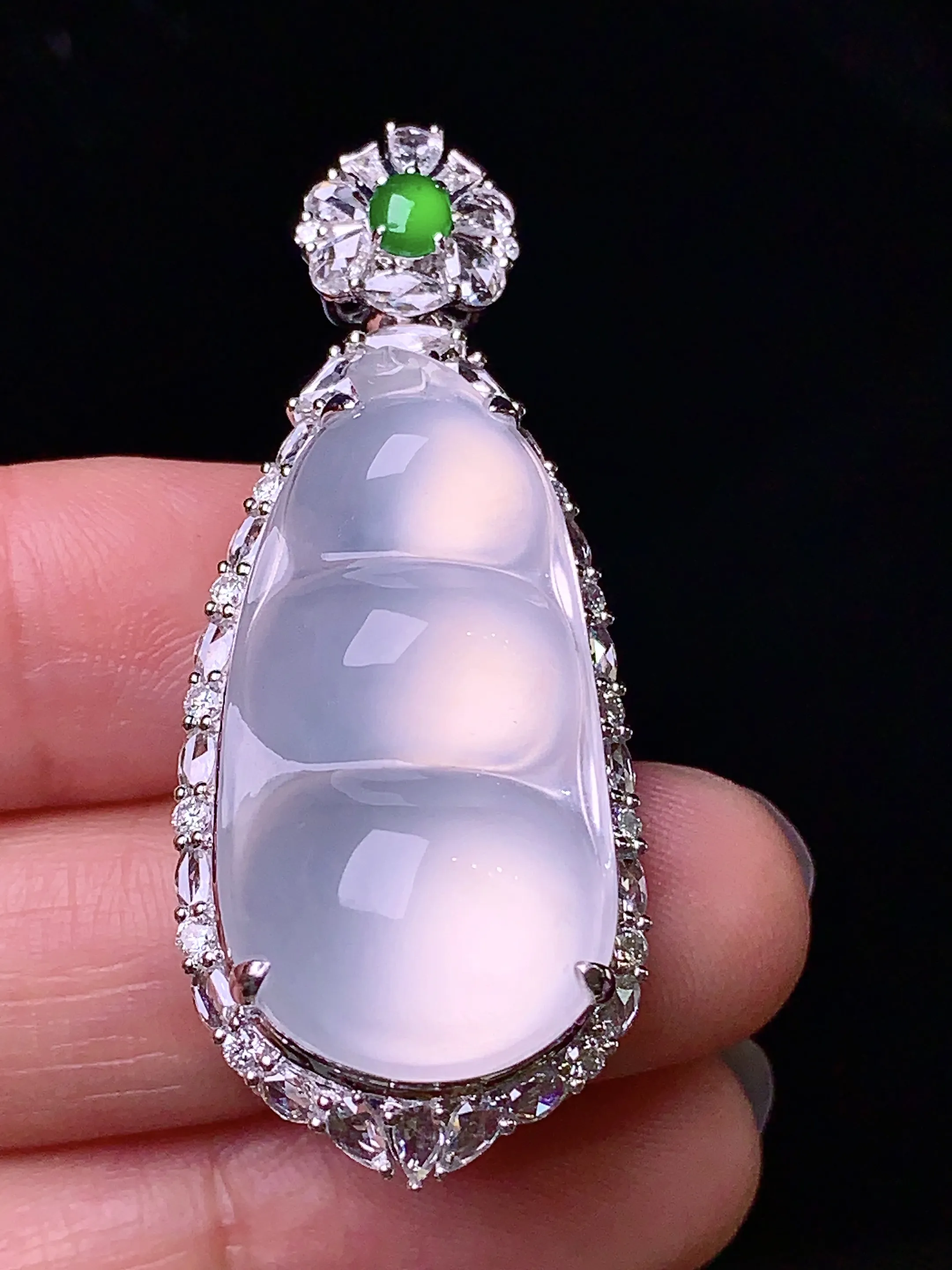 18k金钻镶嵌冰种四季豆吊坠 玉质细腻 色泽清新艳丽 整体尺寸45.7*18.5*13.8