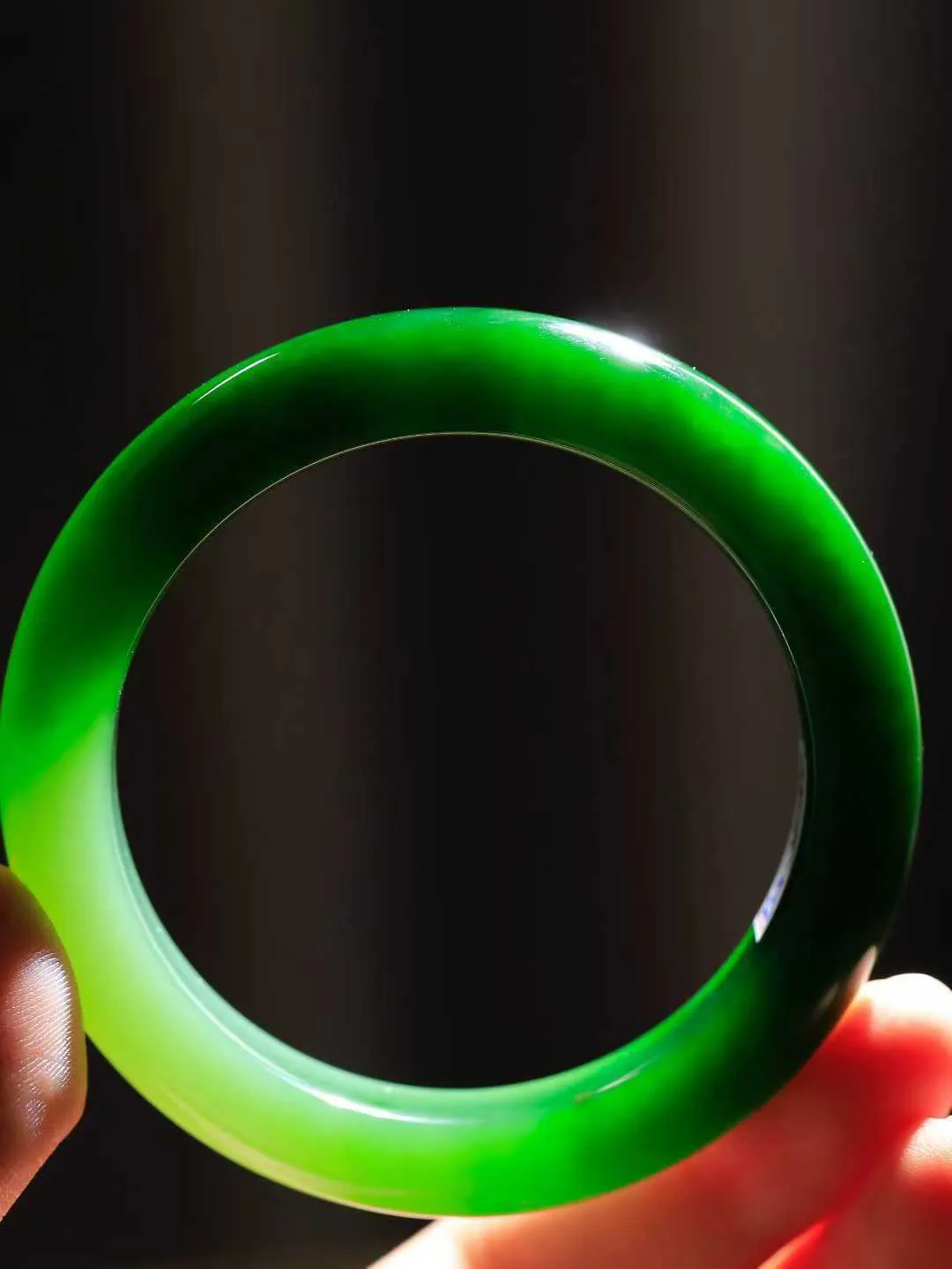 【悠悠芳华.镯】

收藏级臻品和田玉碧玉手镯 玉质温润 青葱岁月，尽收腕中，婉转流畅，凝岁月悠长。盈一眸恬淡，挽一抹绿意。重65.2克 内径55.5mm尺寸13.2-9.7mm   861083151A