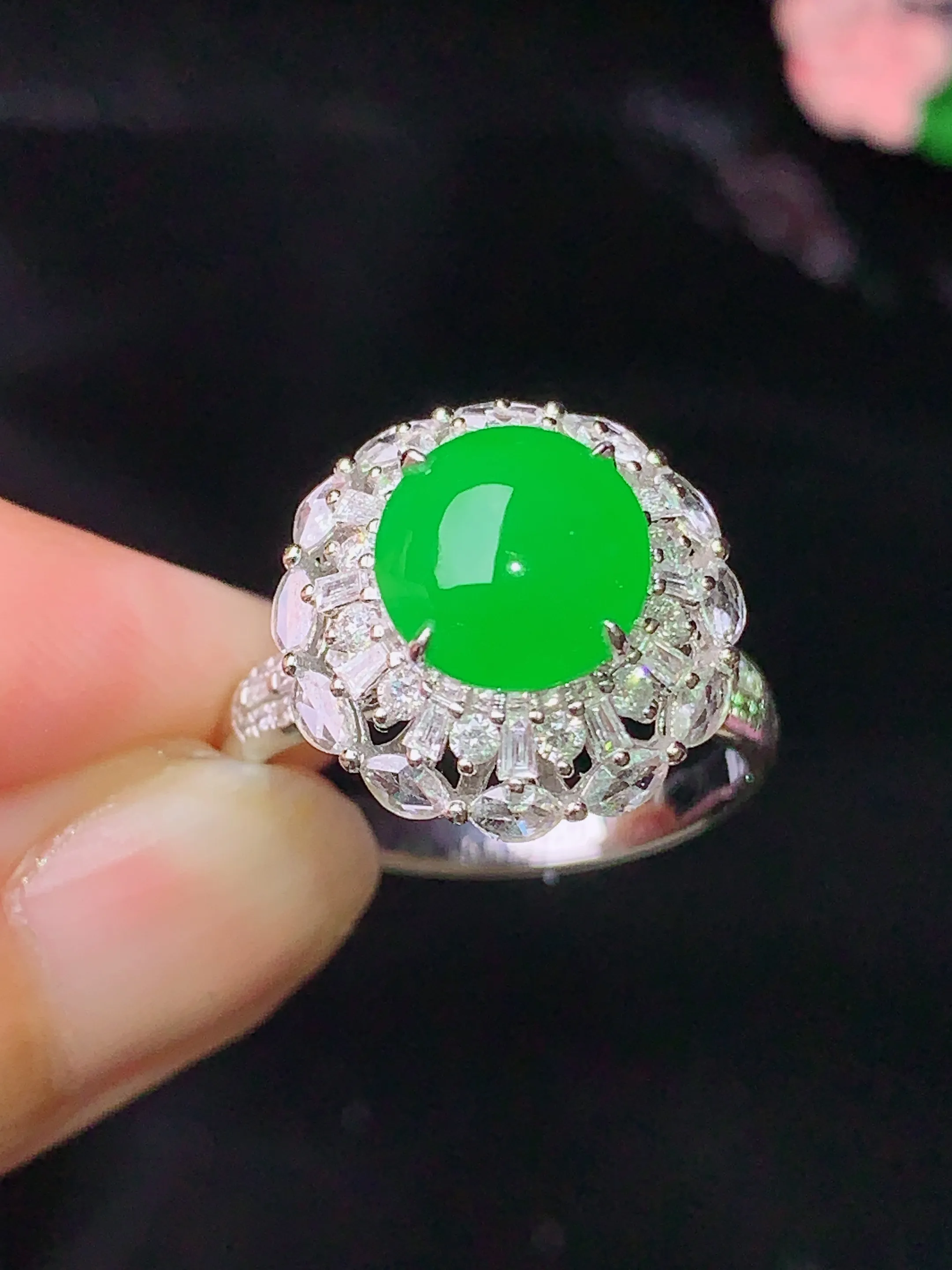 18k金钻镶嵌满绿蛋面吊坠 玉质细腻 色泽清新艳丽 圈口13.5 整体尺寸14.8*11