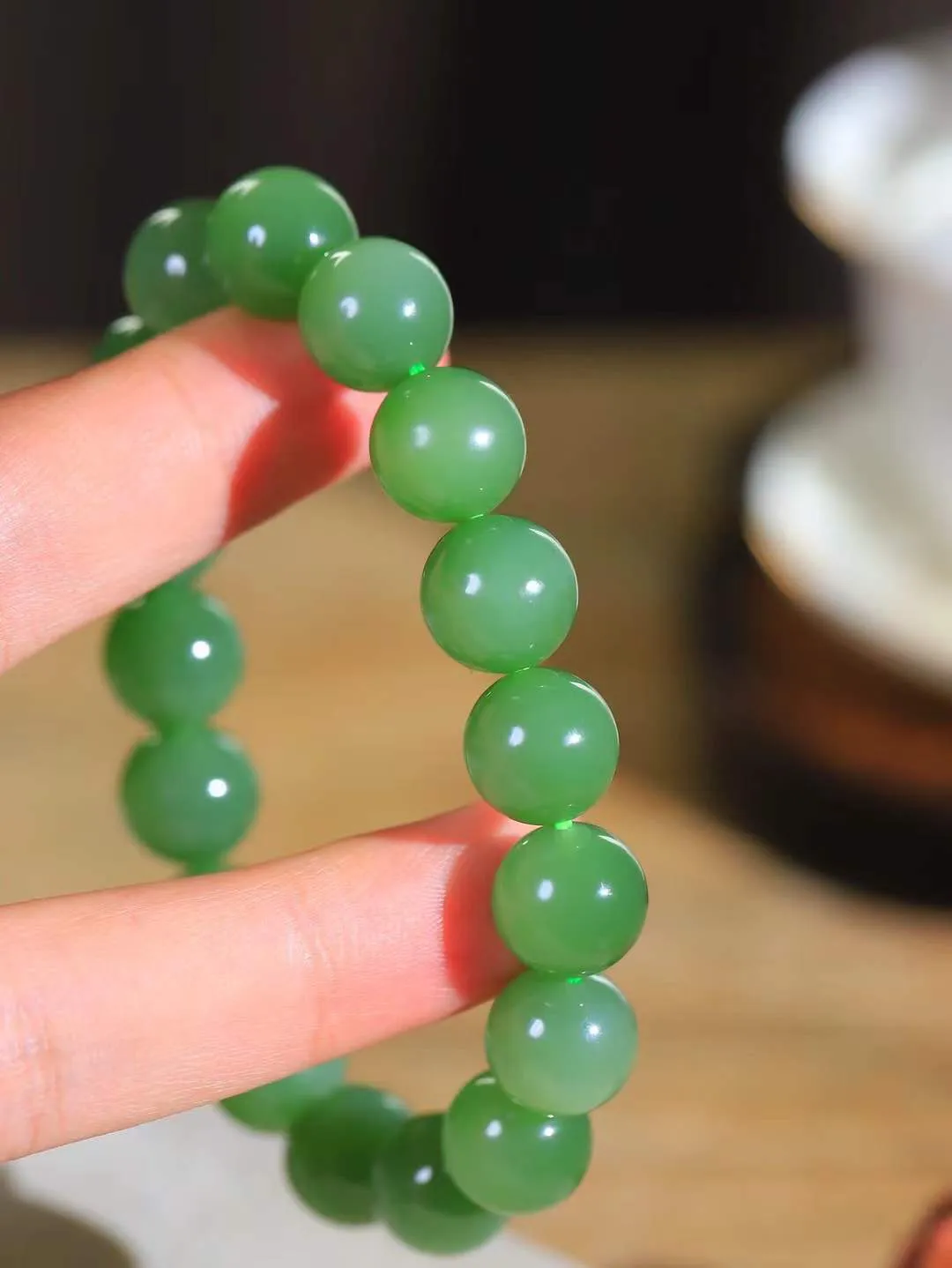 【珠圆玉润.手串】

精品和田玉碧玉微猫眼珠圆玉润手串 玉质温润细腻  整串打磨圆润，佩戴舒适。珠珠落玉盘，间关莺语花底滑，一生美好时光，无论身在何处，都有它相伴相守。事事顺遂，幸福美满，吉祥如意。重45.7克   尺寸取一11.9mm   FDL-691073100